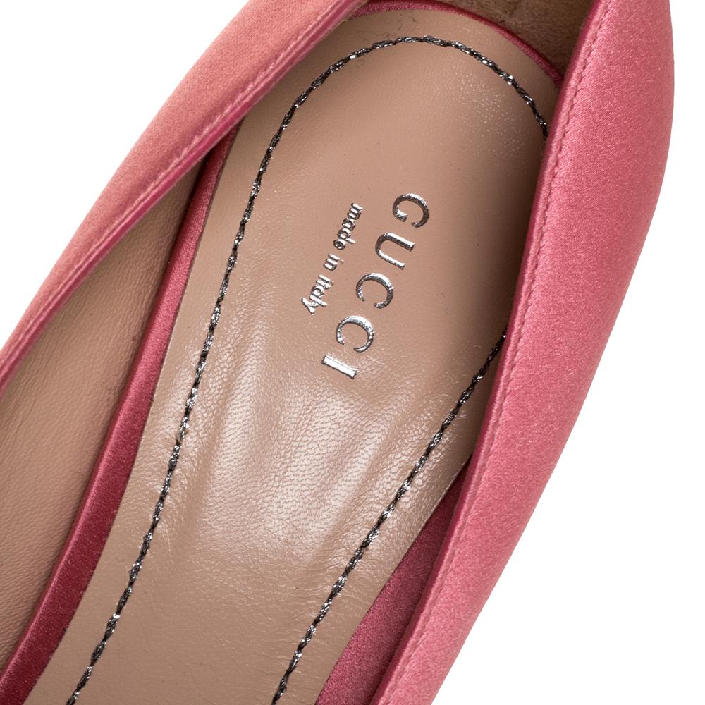 Gucci Pink Satin Dionysus Buckle Square Toe Pumps Size 41 In New Condition In Dubai, Al Qouz 2