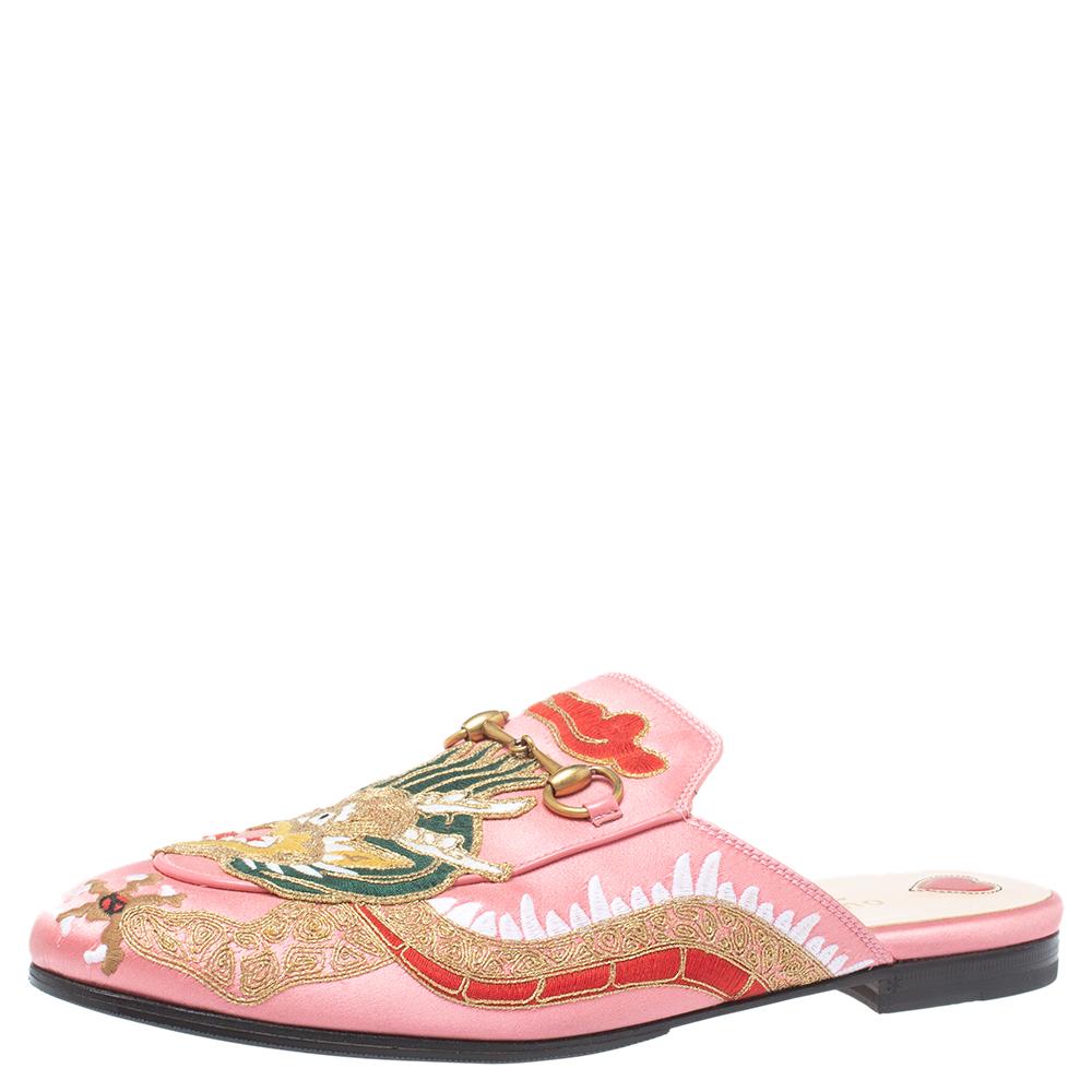 These Gucci Princetown mules are a grand update on the perennially chic Gucci Horsebit loafers. These shoes are enhanced by a gold-tone horsebit detail that has defined the Gucci collection since the very beginning. Featuring a plush satin body and