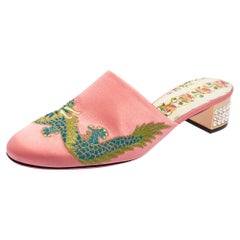 Gucci Sandali con ricamo a drago in raso rosa taglia 38