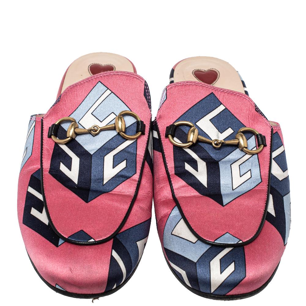 These Gucci Princetown mules are a fresh update on the perennially chic Gucci Horsebit loafers. They are enhanced by the signature Horsebit motif defined by the Gucci collection from the very beginning. Featuring a printed satin body in a vibrant