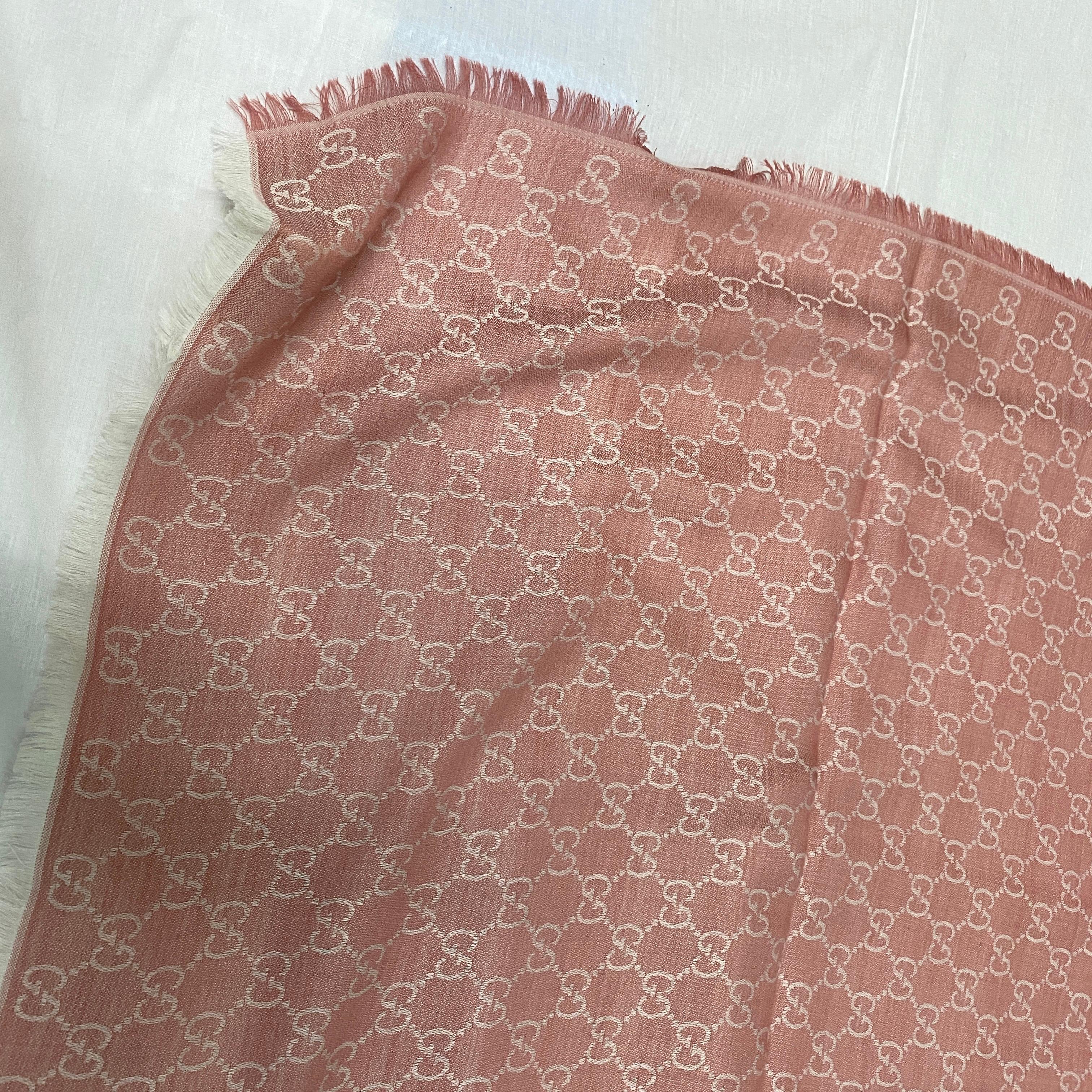 A Gucci Pink Scarf in Wool and Silk with GG motif. It has been designed and manufactured in Italy.