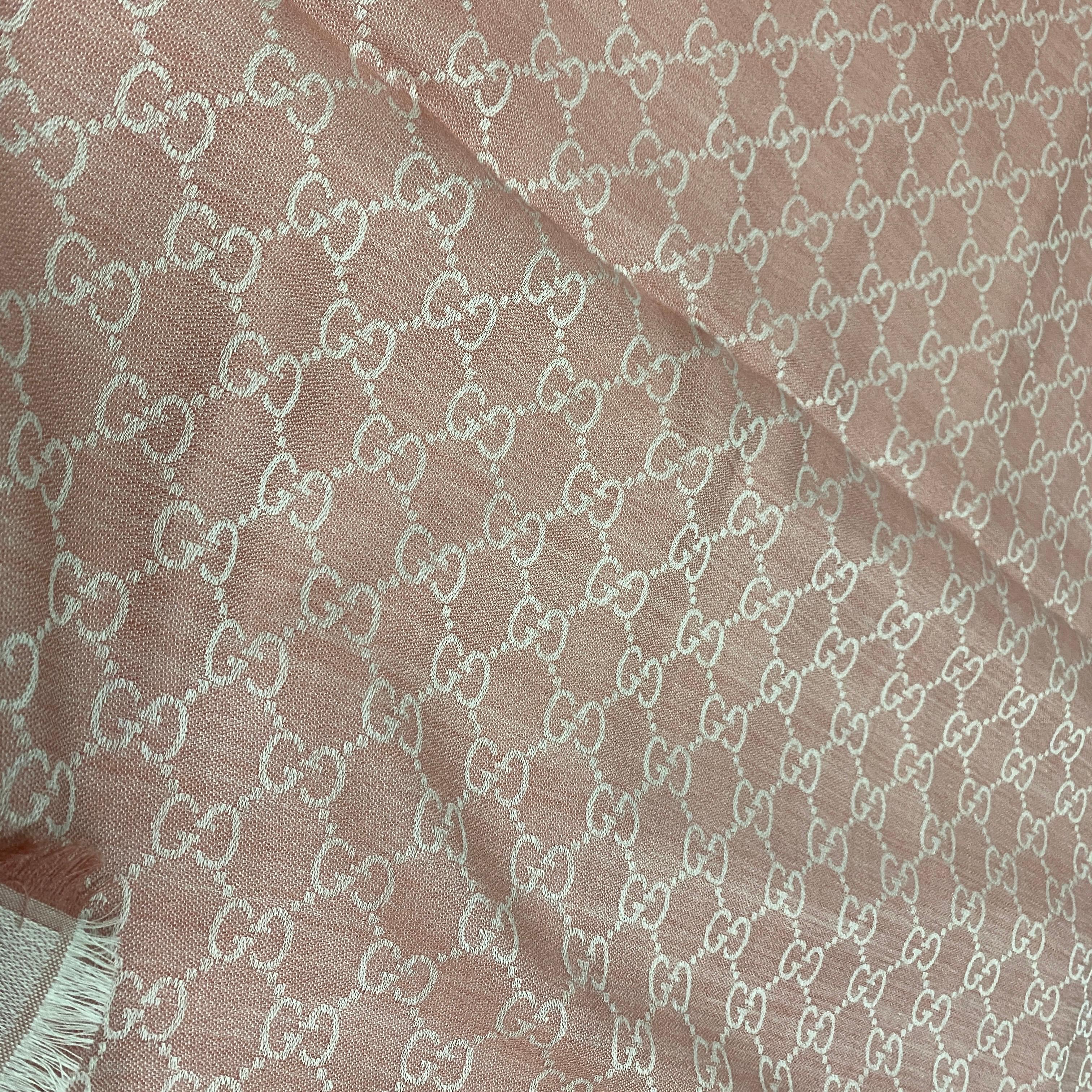Gucci - Écharpe rose en laine et soie avec motif GG en vente 1