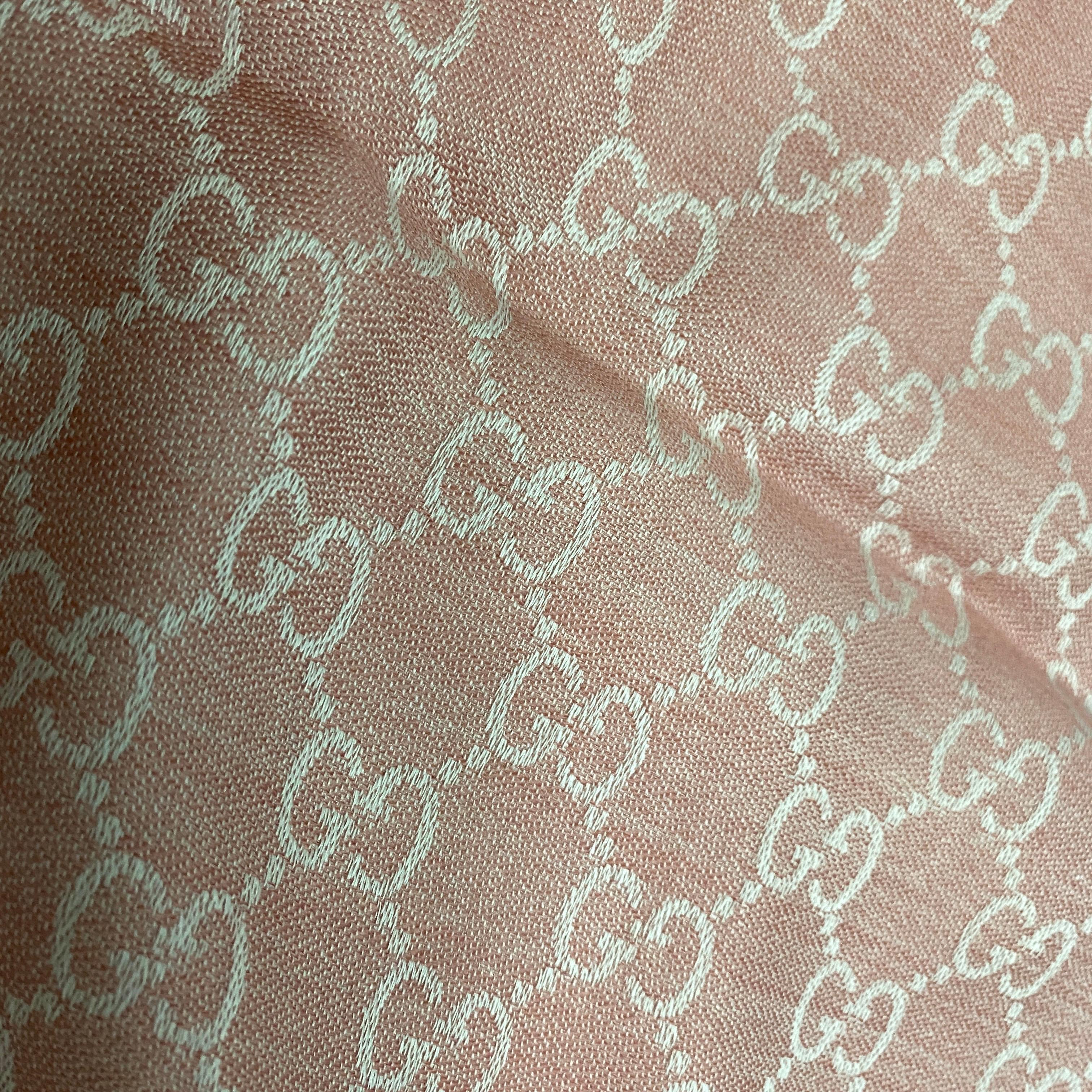 Gucci - Écharpe rose en laine et soie avec motif GG en vente 2