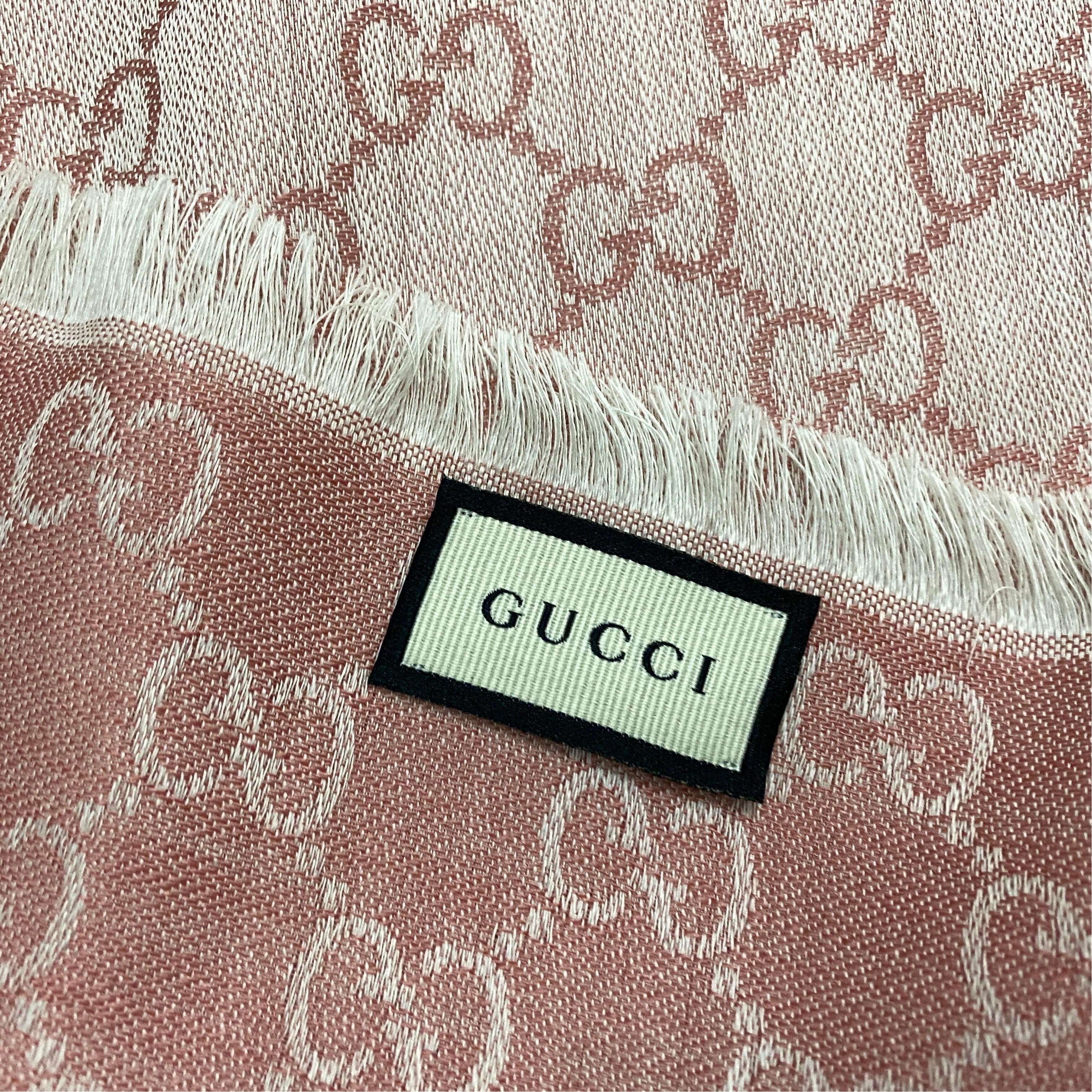Gucci - Écharpe rose en laine et soie avec motif GG en vente 3
