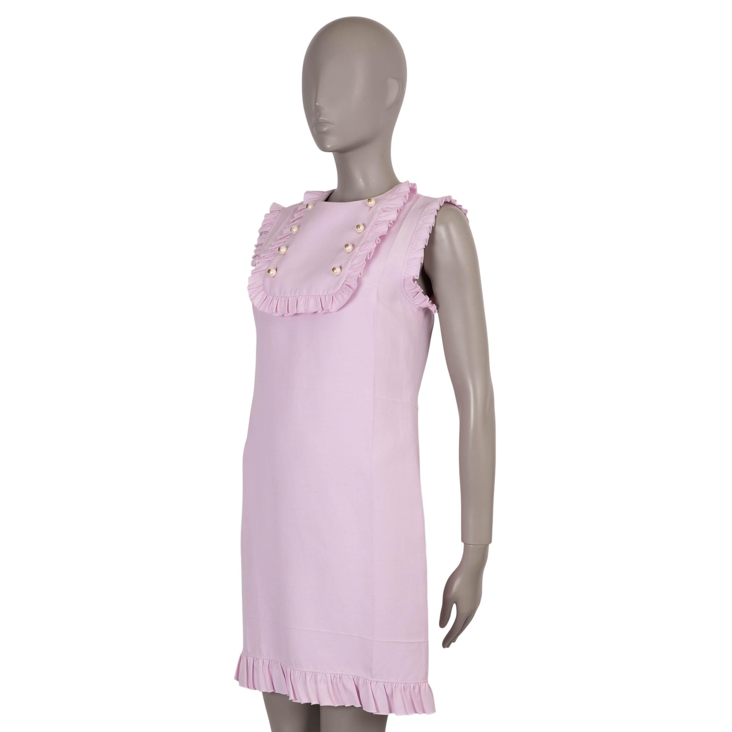 Cette robe 100% authentique de Gucci en soie rose (53%) et coton (47%) reflète les codes romantiques de la maison. Conçue sans manches, avec une silhouette ajustée et une longueur au genou, elle est dotée d'un plastron boutonné en fausses perles et