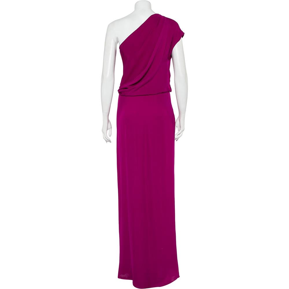 Make a style statement with this dress from the house of Gucci. Designed to beautify, this pink-hued piece is ideal for evening gatherings. This stunning dress comes in pure silk with a one-shoulder style secured with a zipper, adorned with