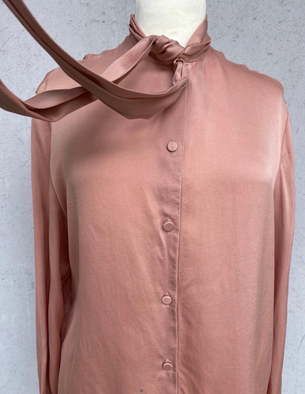 Gucci shirt in pink color silk, size 42, loose fit, button closure on the front covered by two long strips of fabric starting from the neck where it is possible to style a bow, measurements: shoulder 42cm sleeve 62cm chest 42cm length 70cm, in very