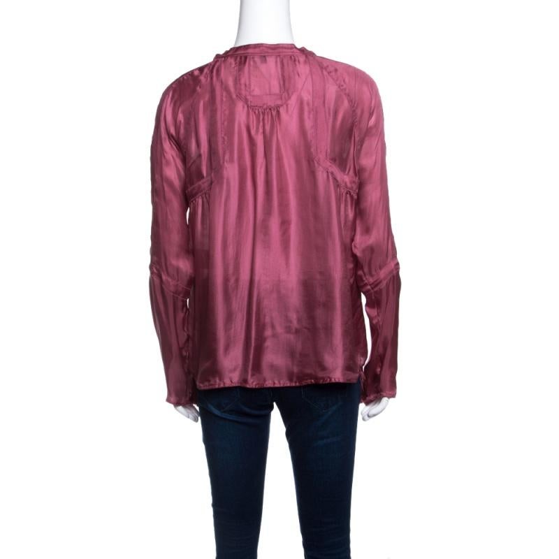 The classy blouse from Gucci features forever favourite pink colour and feminine tassel detail at the hem. It is designed in an effortless silhouette that will complement all the neutral-hued bottoms you have. Complete with long sleeves, tuck this