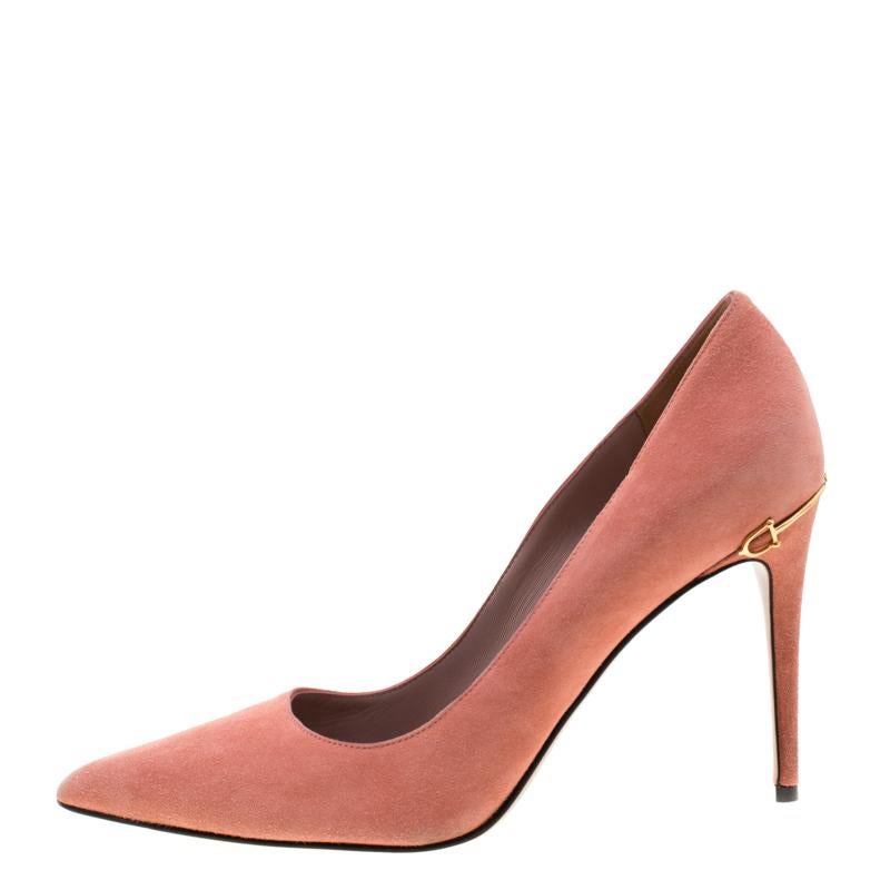 Walk around while flaunting a look of grace and sophistication with this pair of pointed toe pumps from the house of Gucci. These shoes, crafted from soft suede, features a plain surface and Horsebit detail at the counters that make you stand out