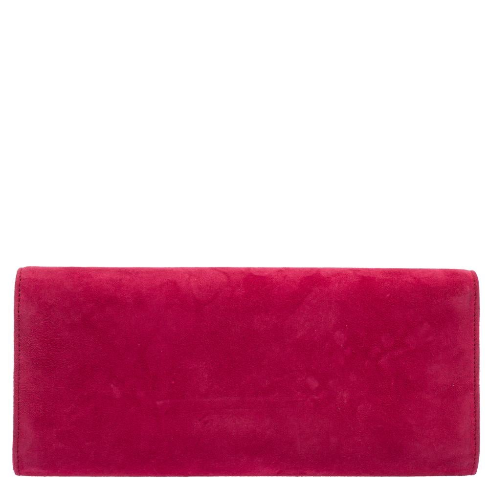 Diese elegante und raffinierte Clutch von Gucci wird Sie begeistern. Diese hellrosa Broadway Clutch aus Wildleder ist mit einem GG-Logo in Kristall und silberfarbener Hardware versehen. Das ledergefütterte Innere beherbergt ein Steckfach. Diese sehr