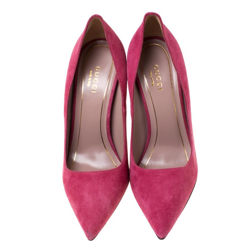 Walk with grace and confidence in these pink pumps by Gucci. Designed as a pointed-toe, they've been meticulously crafted from suede and carry a classy silhouette. But what makes the number stand out is the iconic gold-tone Horsebit detail on the