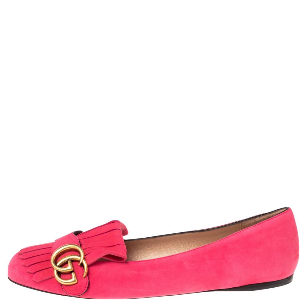 Pretty and easy to flaunt, this pair of ballet flats by Gucci is stunning. They've been crafted from pink suede and styled with folded fringes with the brand's signature GG on the uppers. Round toes complete the pair.