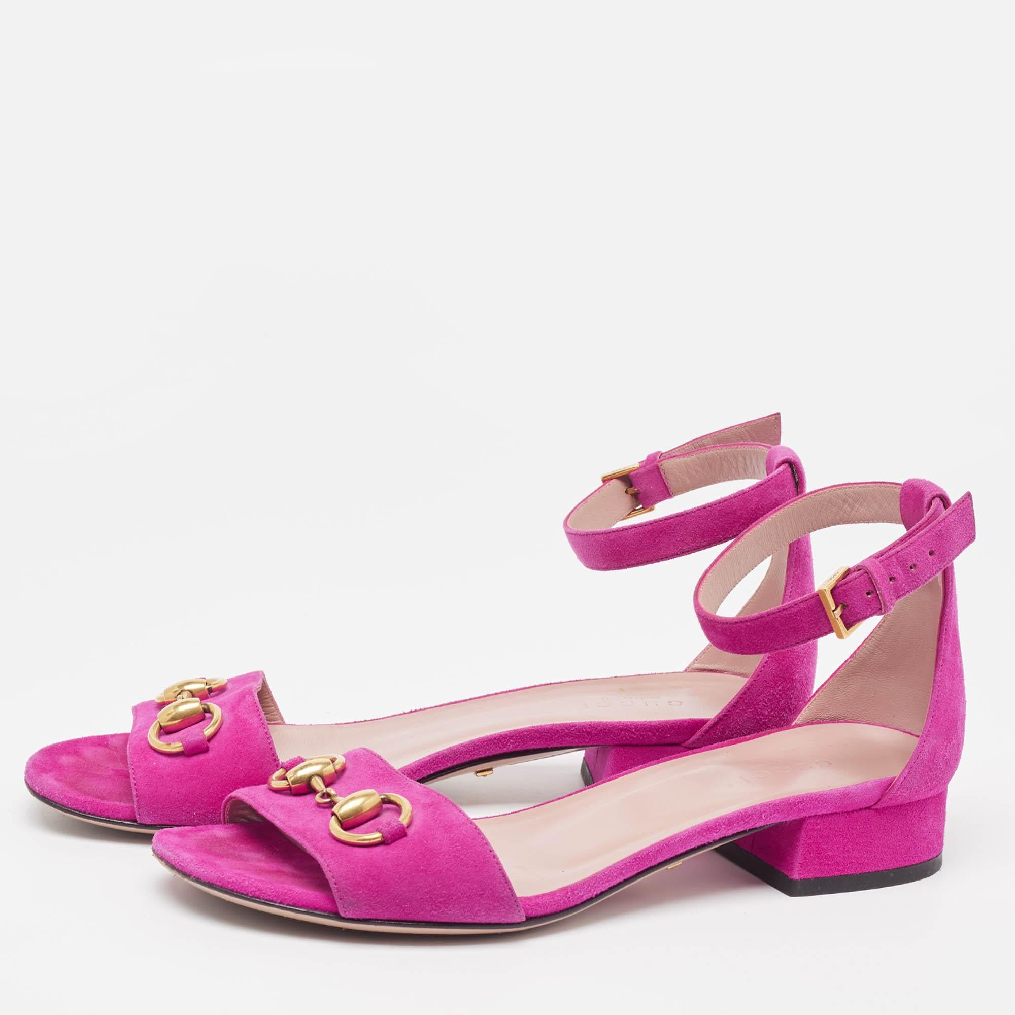 These sandals will frame your feet in an elegant manner. Crafted from quality materials they display a classy design and comfortable insoles.
