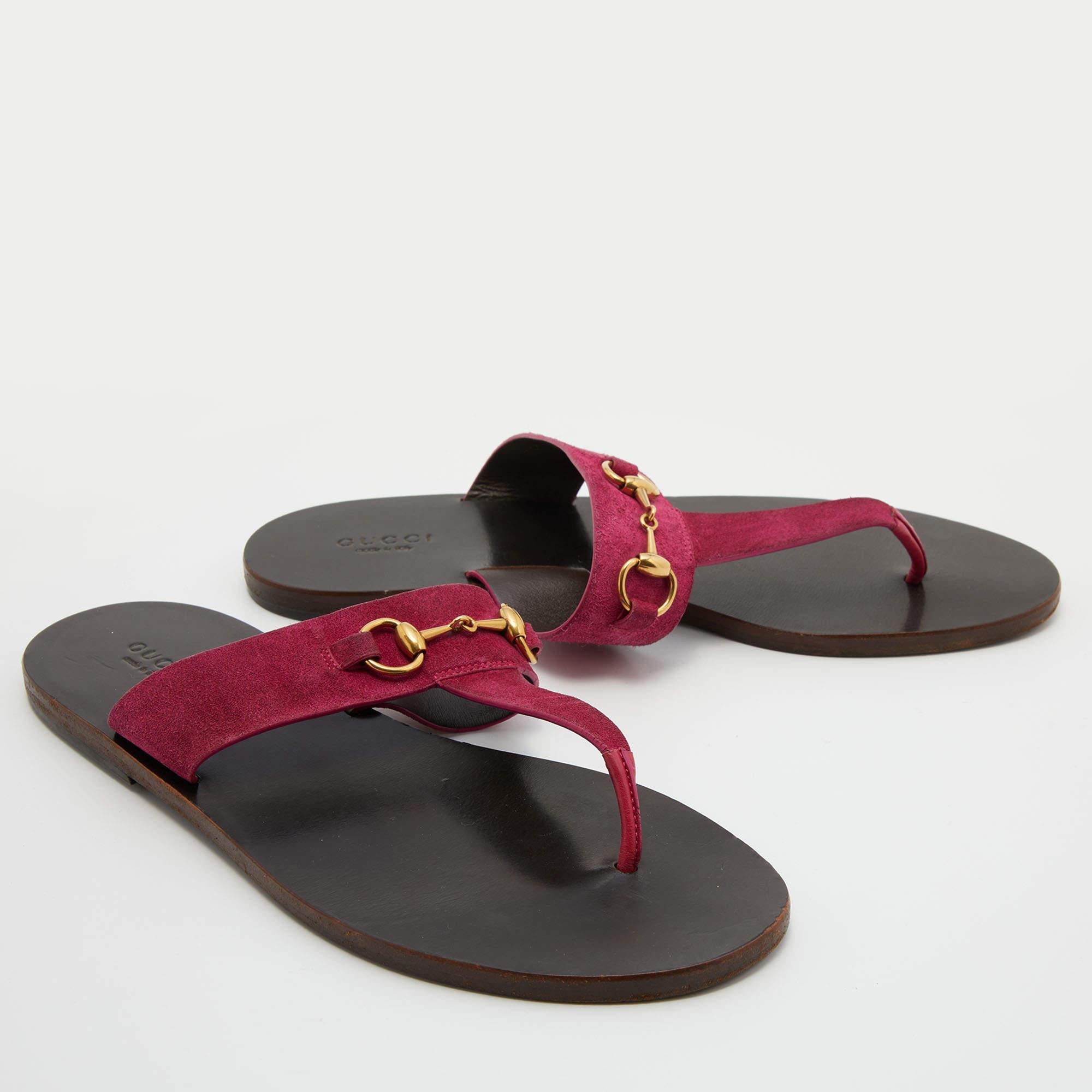 These flat sandals from Gucci are made from suede and detailed with the Horsebit motif. The open design ensures that they are easy to slip into. Designed in pink, these thong sandals are a great way to highlight any casual ensemble.

