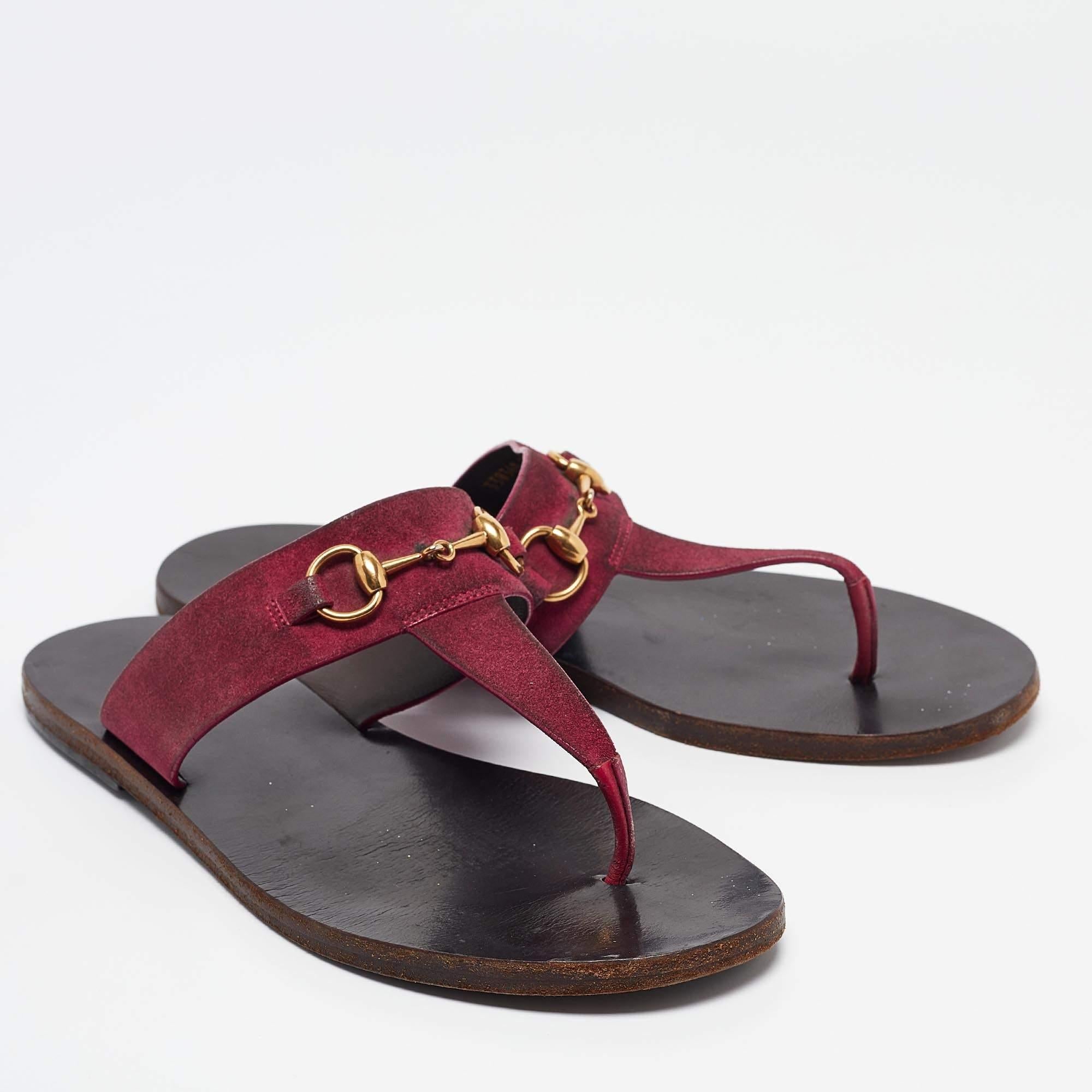 Gucci Rosa Wildleder Horsebit Zehenhose aus Wildleder Größe 37 im Zustand „Relativ gut“ im Angebot in Dubai, Al Qouz 2