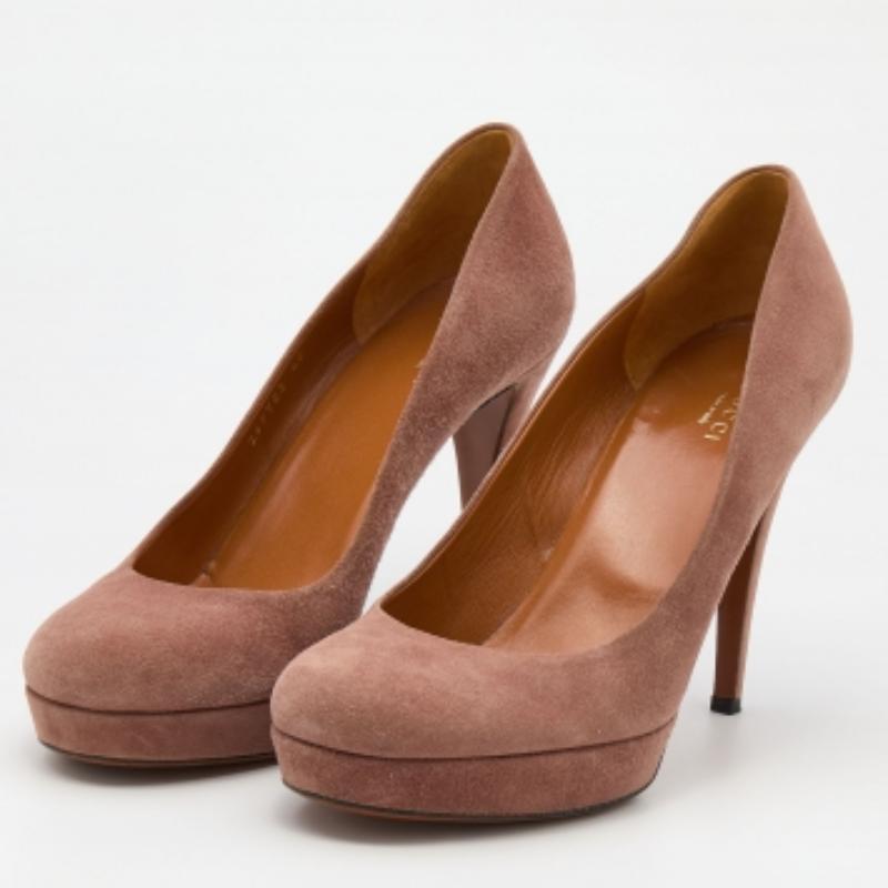 This pair of pumps is made to offer nothing but class and elegance to your appearance. Made from quality materials, these shoes feature sleek heels, relaxing footbeds, and an appealing shade.
