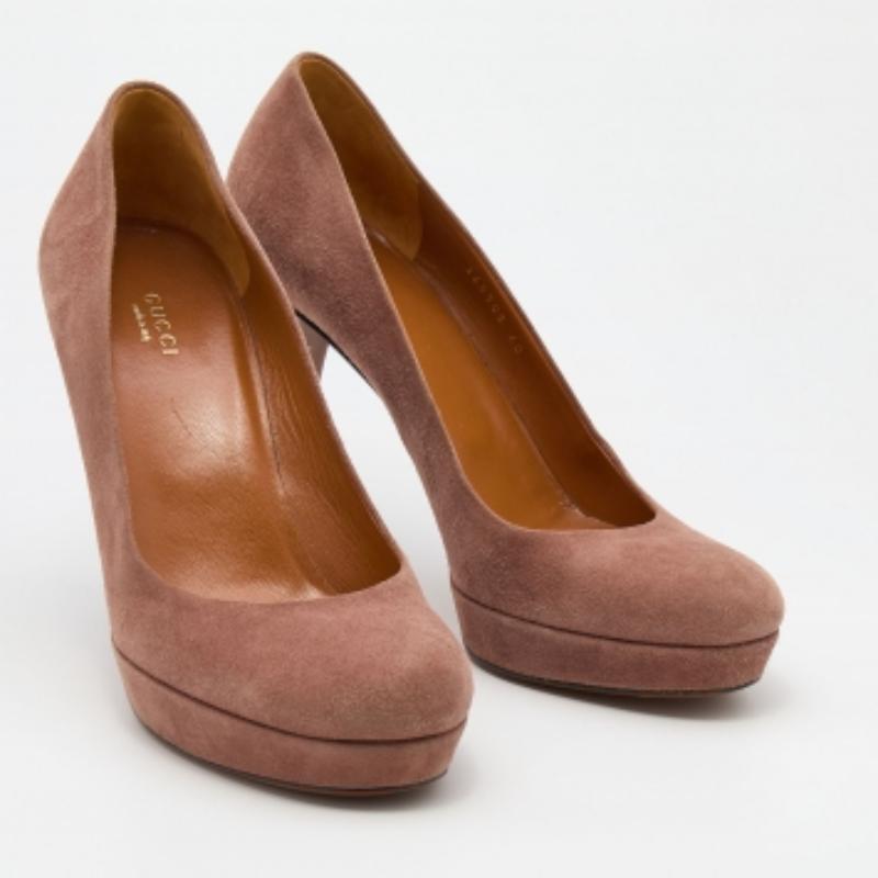 Gucci Pink Suede Round Toe Pumps Size 40 In Good Condition For Sale In Dubai, Al Qouz 2