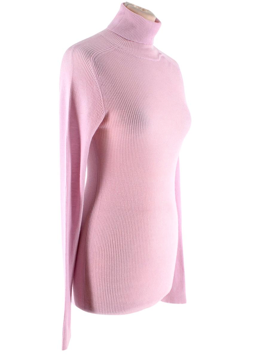 Gucci Pink Superfine Wool Ribbed Turtleneck Sweater 

-Made of superfine lightweight wool 
-Ribbed knit texture 
-Classic turtleneck style 
-Gorgeous light pink hue 
-Timeless elegant piece 

Materials:
100% merino wool 

Dry clean only 

Made in