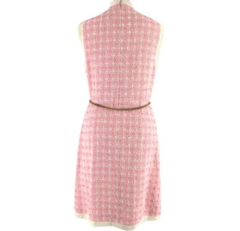 Gucci Pink Tweed Sleeveless Dress with Gold Chain Detail

- Sleeveless light pink tweed dress with cream trims and gold chain details 
- Gold chain neck trim with tiger head at either end
- Gold chain waist belt with tiger heads
- Gold buttons down