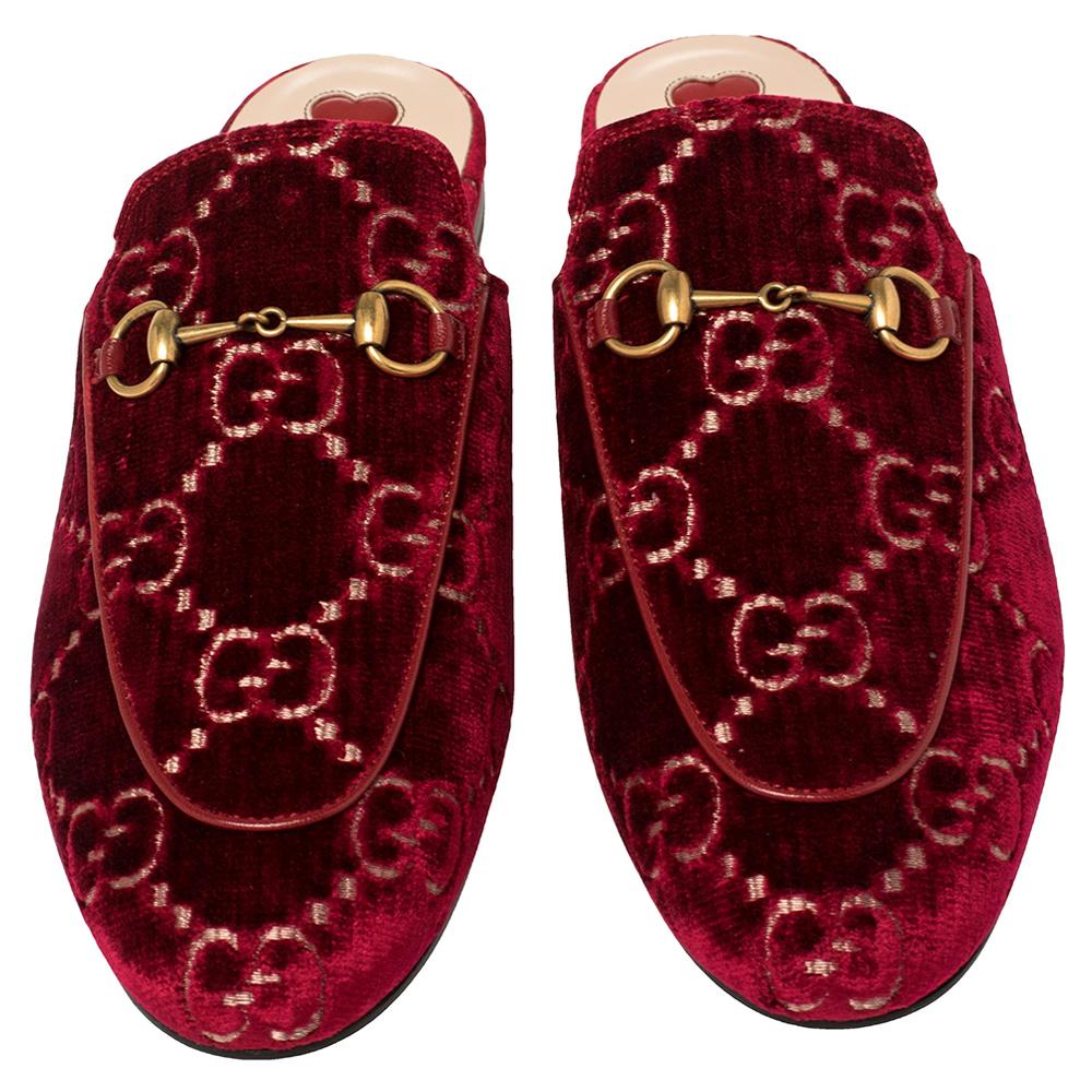 Pair your favorite outfit with these Gucci flats for glam and stylish look. Look glamorous no matter what you wear, with these beautiful velvet flats. Wear these flats lined in leather and look the most fashionable in town. Smart and chic, break the