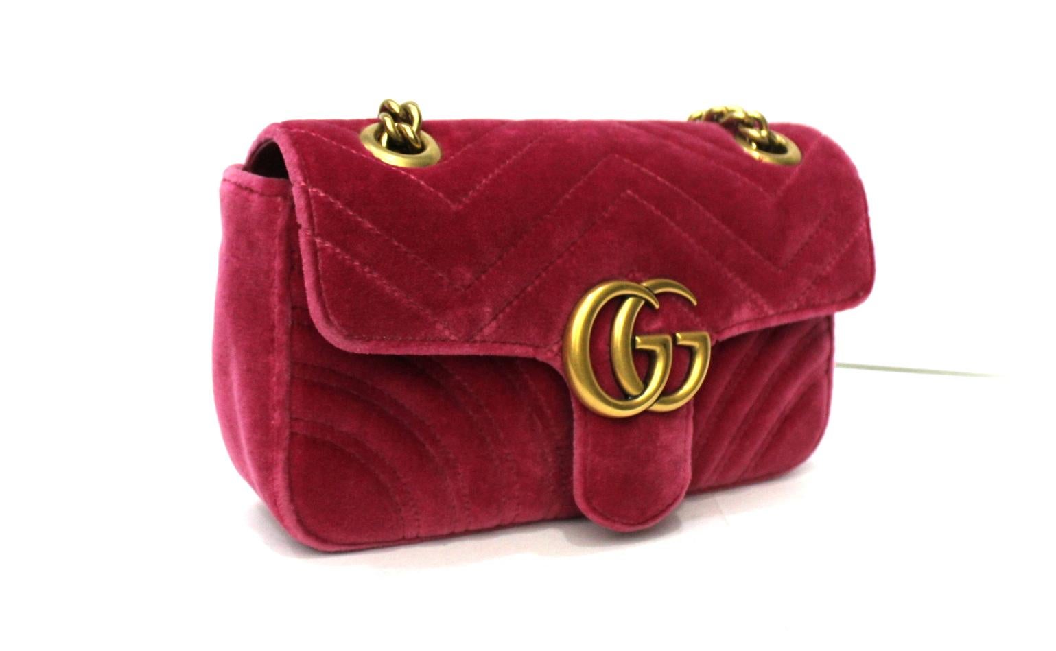 Gucci bag Marmont line measures 22 cm made of fuchsia velvet.
Gilded hardware, equipped with leather handle and adjustable chain.
Closure with classic GG logo, internally quite large. The bag is in excellent condition.