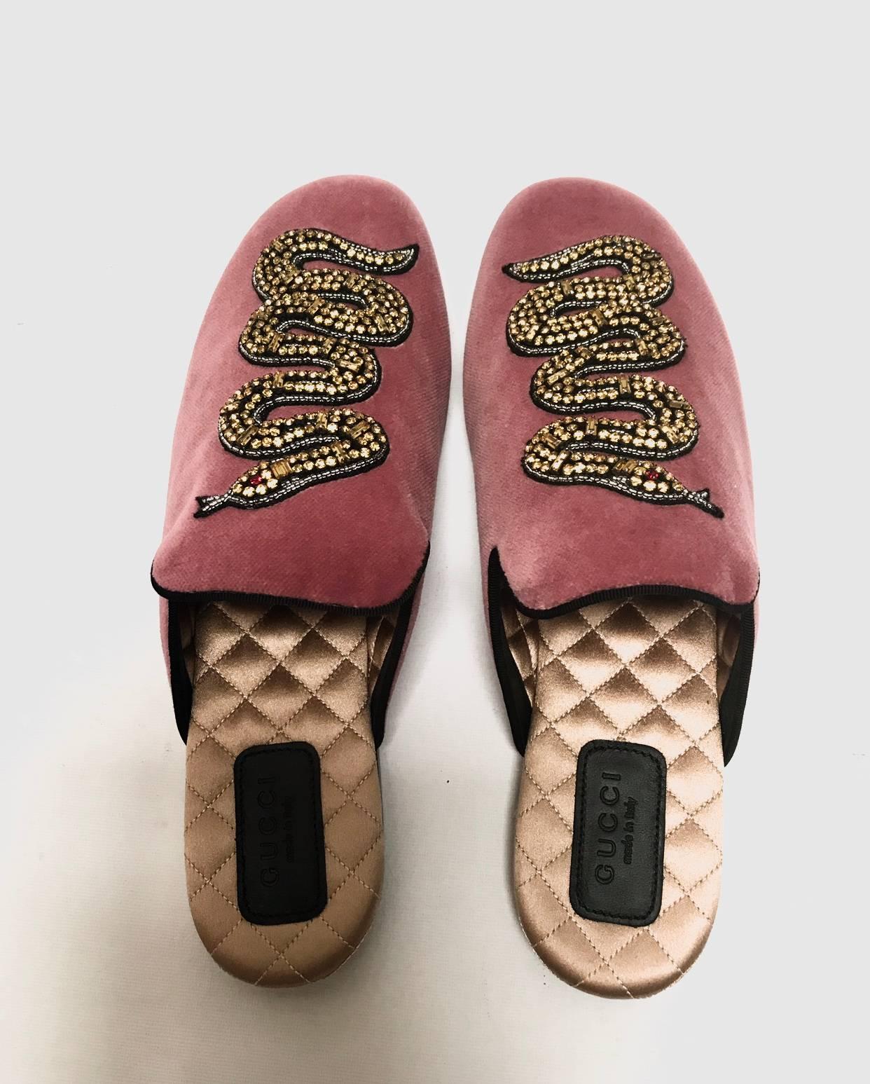 GUCCI 
Season Fw17

Women's evening velvet slipper embellished with a snake application with beads and crystals. In pink velvet with black grosgrain profile, snake appliqué embroidered with yellow crystals, quilted satin lining. Made in Italy. This