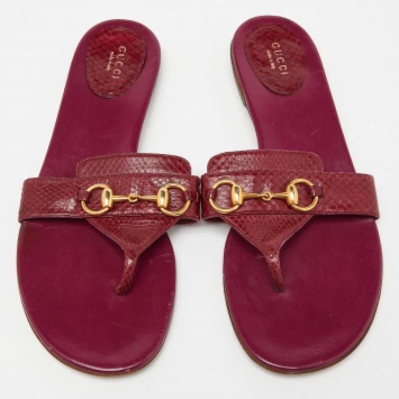 Gucci Rosa Wasserschlange Leder Horsebit Thong flache Sandalen Größe 41 (Braun) im Angebot