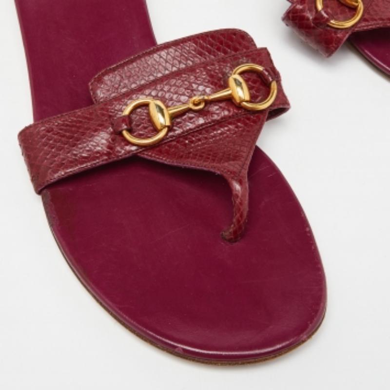 Gucci Rosa Wasserschlange Leder Horsebit Thong flache Sandalen Größe 41 im Zustand „Relativ gut“ im Angebot in Dubai, Al Qouz 2
