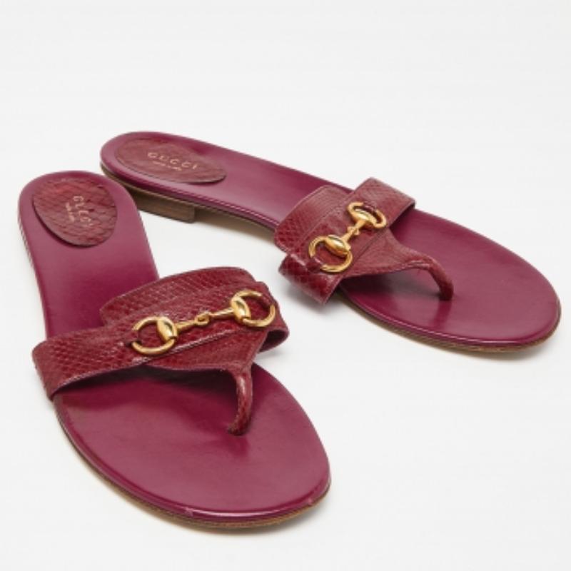 Gucci Rosa Wasserschlange Leder Horsebit Thong flache Sandalen Größe 41 Damen im Angebot