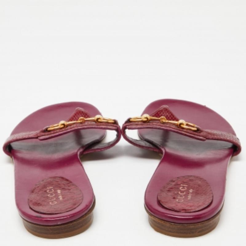 Gucci Rosa Wasserschlange Leder Horsebit Thong flache Sandalen Größe 41 im Angebot 1