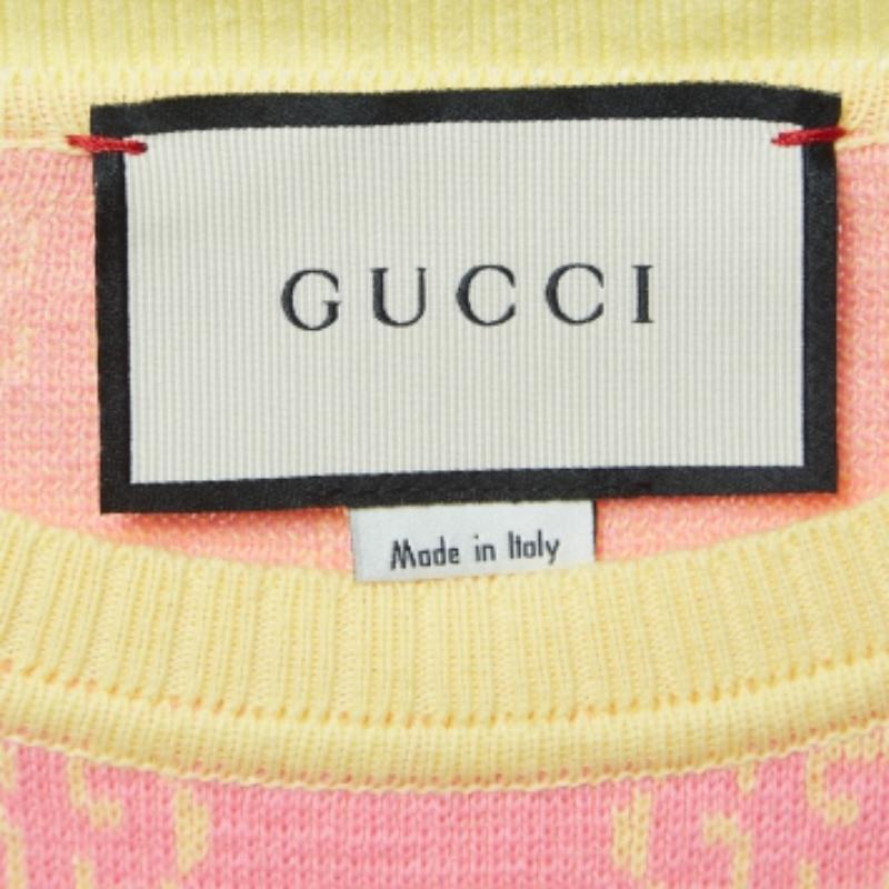 Gucci Rosa/Gelbes Logo-Jacquard-Strickoberteil XXS im Zustand „Hervorragend“ im Angebot in Dubai, Al Qouz 2