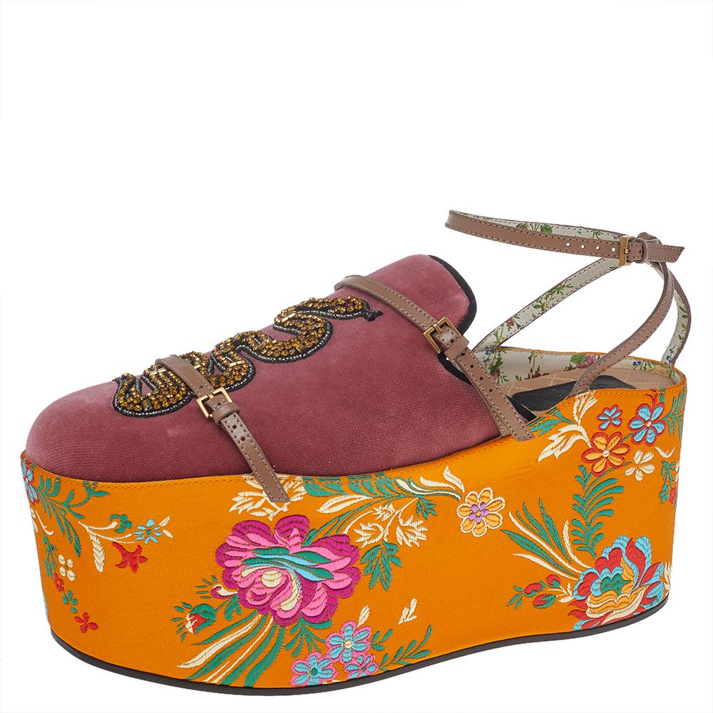 Displaying a bold, quirky design like no other, get ready to spruce up your attire with these mesmerizing platform sandals from Gucci. The exterior is detailed with pink-yellow velvet and jacquard material that exhibits embellishments on the upper.
