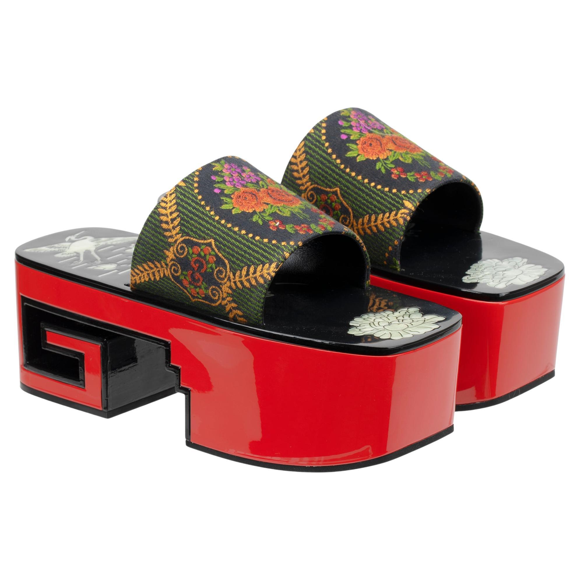 Chaussures compensées rouges Gucci à plateforme 38 IT En vente sur 1stDibs