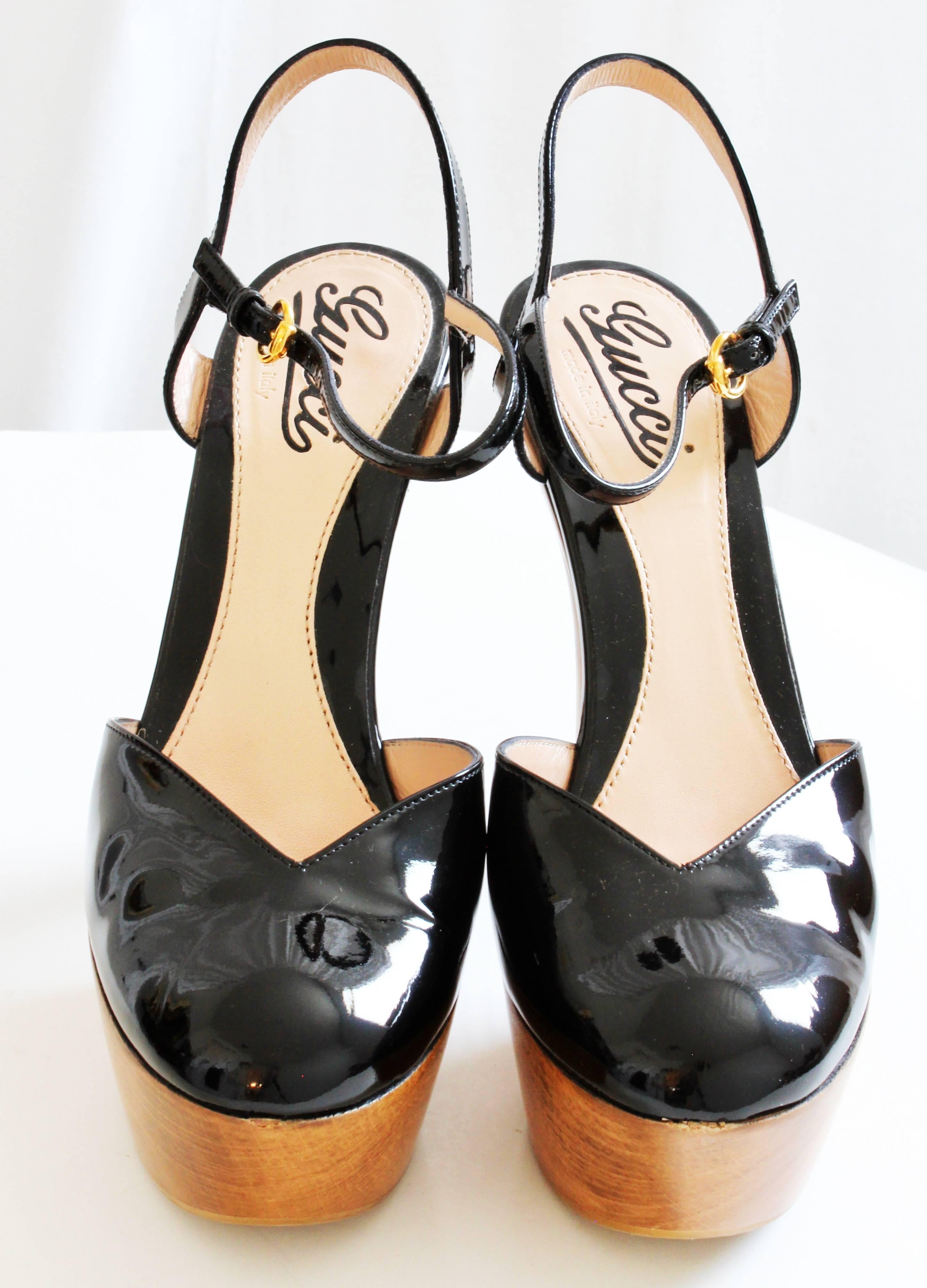 Gucci Plateau Schuhe aus schwarzem Lackleder mit Knöchelriemen und Holzabsatz in Box Größe 38  im Angebot 2
