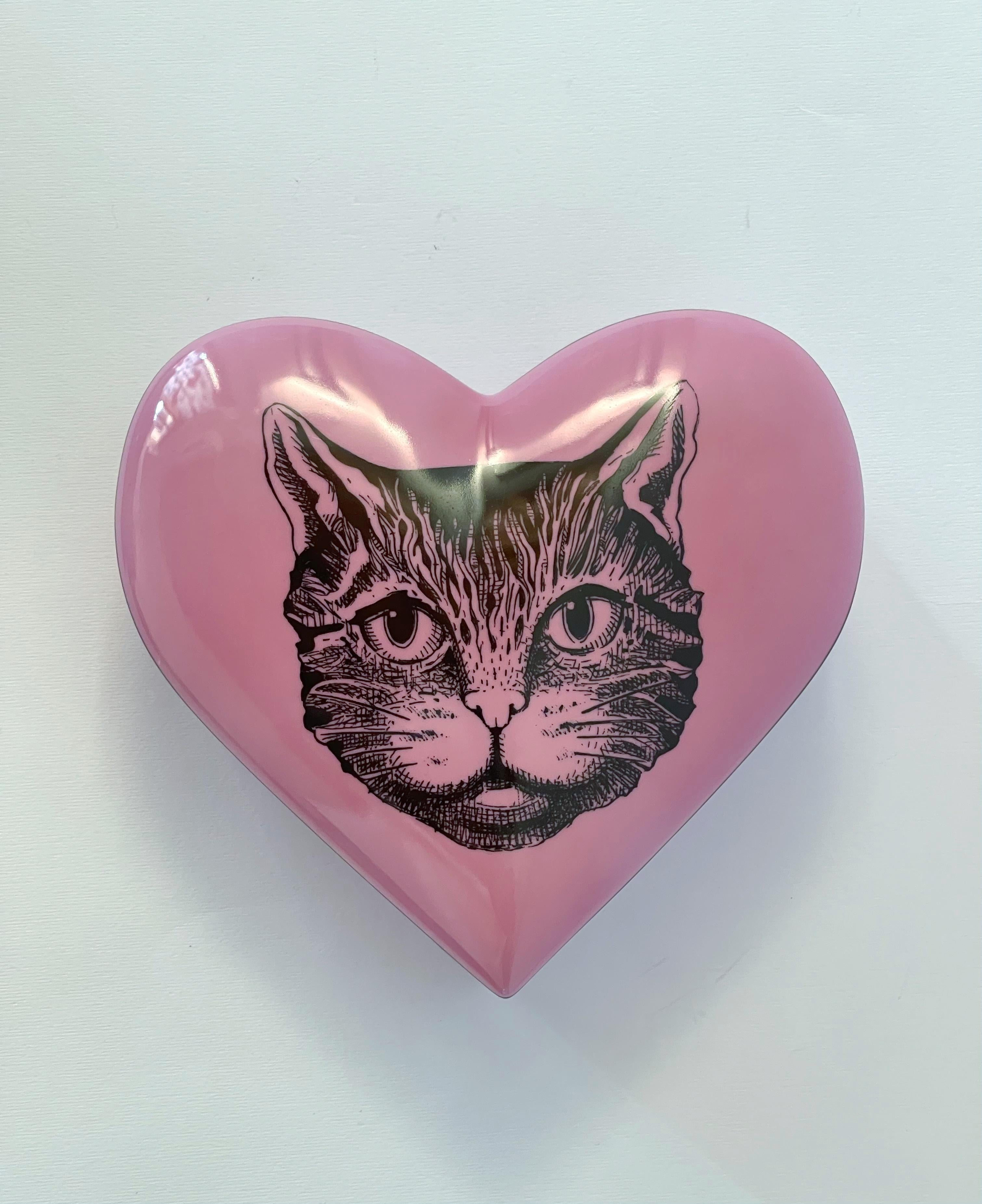 Rara caja de porcelana decorativa rosa Richard Ginori en forma de corazón de GUCCI con la impresión del Gato Místico en la tapa y adornos negros / made in Italy
Un detalle impreso en el interior añade un elemento oculto especial, representando