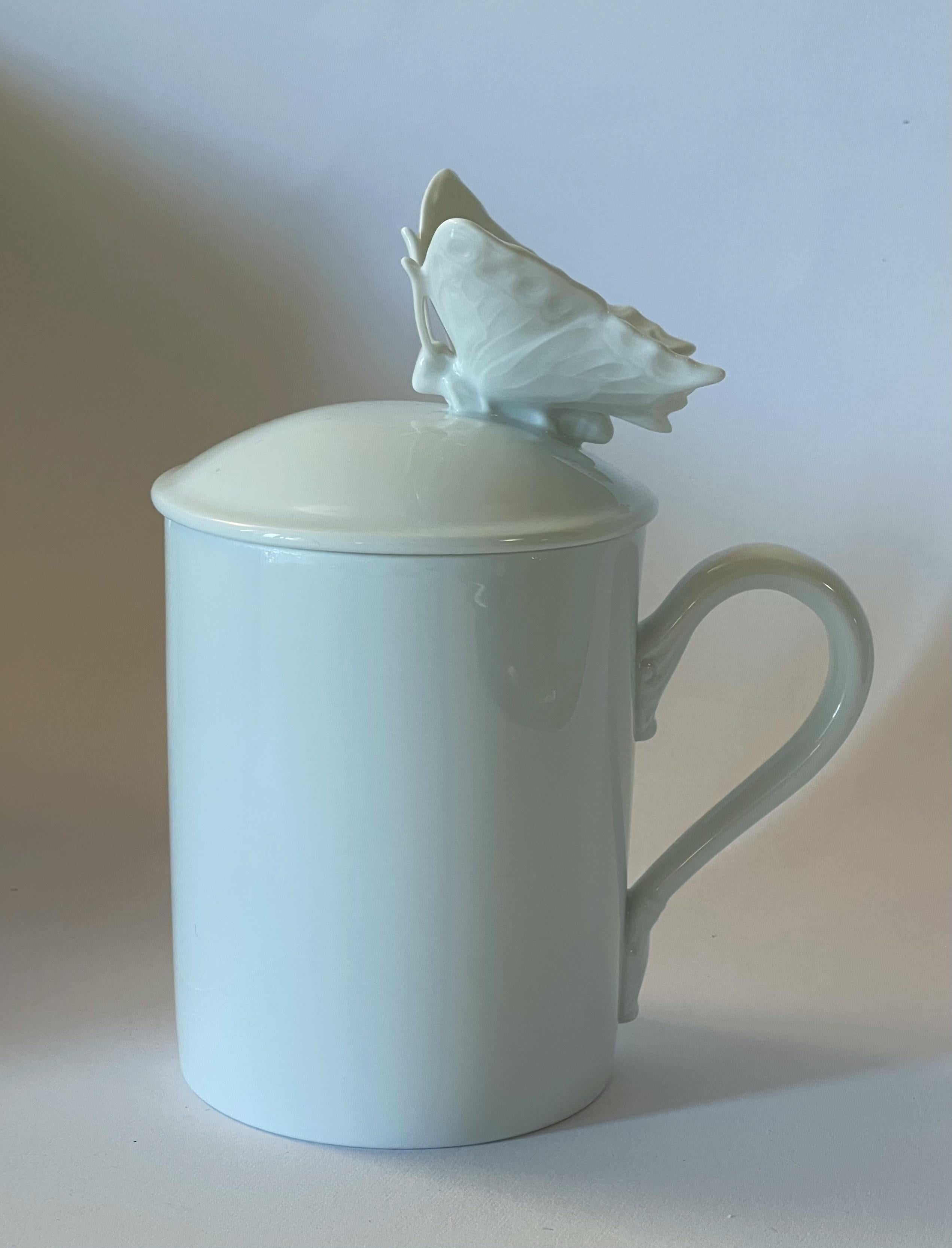 Taza de porcelana blanca Gucci con una mariposa en la tapa, de la colección Richard Ginori 1735 / Made in Italy
Sello original en la base / viene en la caja original
Diámetro: 3 pulgadas, altura 6,5 pulgadas
1 disponible en stock en