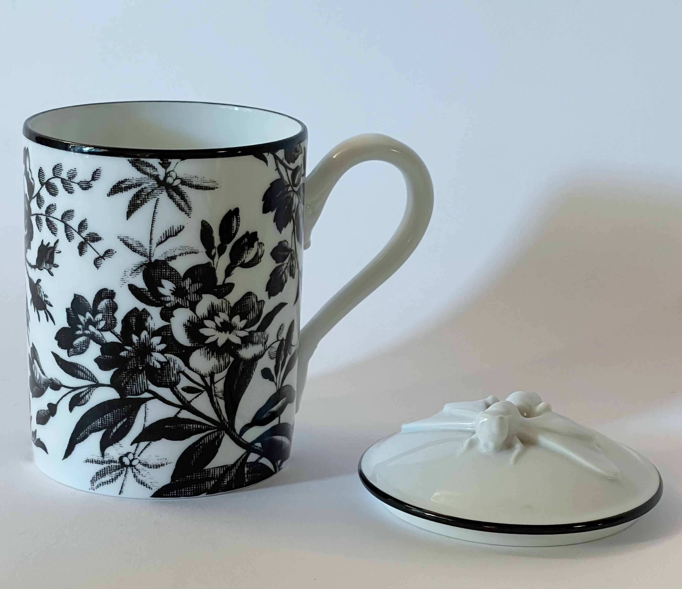 Gucci Porcelain Flowers Bee Mug In Excellent Condition For Sale In Los Angeles, CA