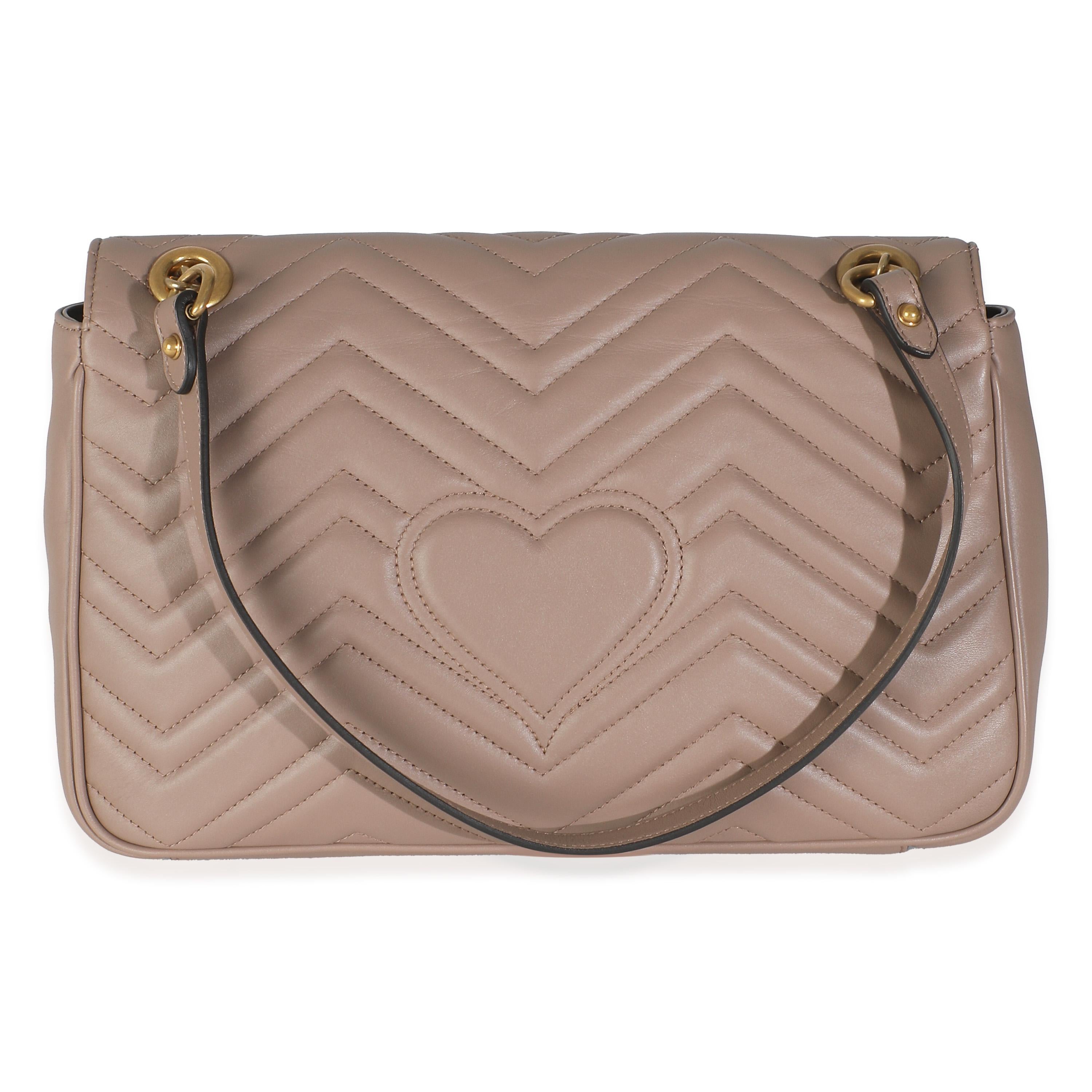 Titel der Auflistung: Gucci Porzellan Rose Kalbsleder Matelasse Medium GG Marmont Umhängetasche
SKU: 146424
Zustand: Gebraucht 
Beschreibung des Zustands: Der Marmont-Schnitt von Gucci ist eine Erweiterung des charakteristischen GG-Gürtels des