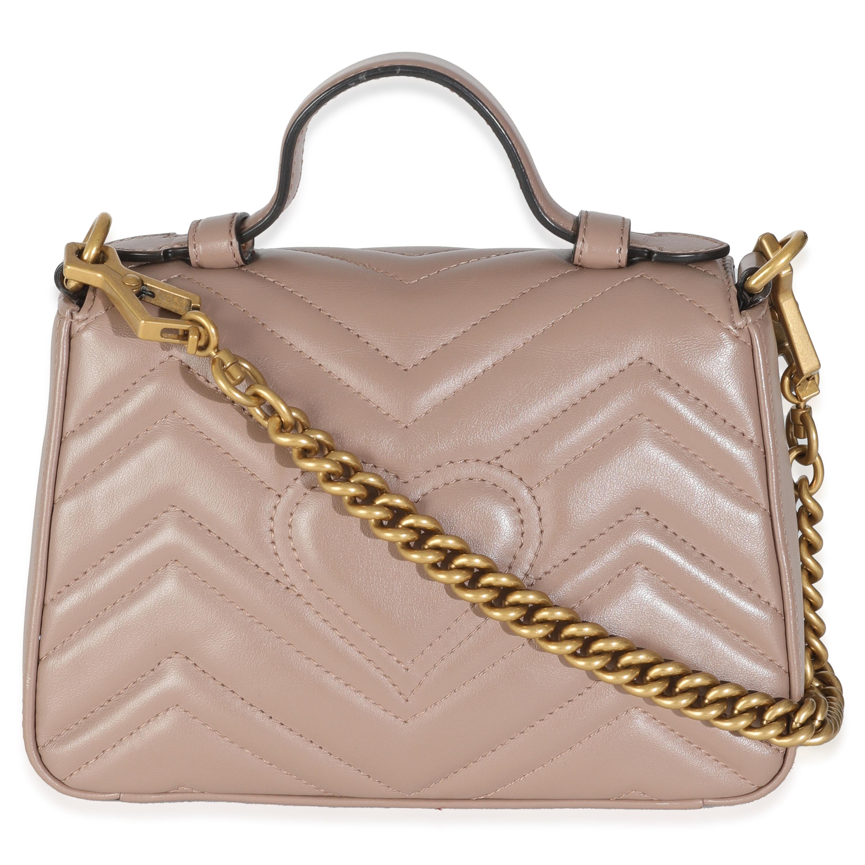 Titolo dell'elenco: Gucci Borsa a manico alto in pelle di vitello matelasse rosa porcellana Mini GG Marmont
SKU: 146775
Condizioni: Usato 
Descrizione delle condizioni: Il modello Marmont di Gucci è un'estensione della cintura GG firmata dalla