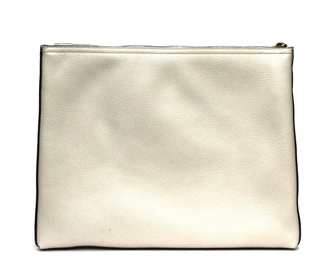 Gucci handbag made of soft white leather with vintage logo. Thanks to its flexibility it acts both as a clutch and as a pouch. Unisex style. Excellent condition, equipped with box.