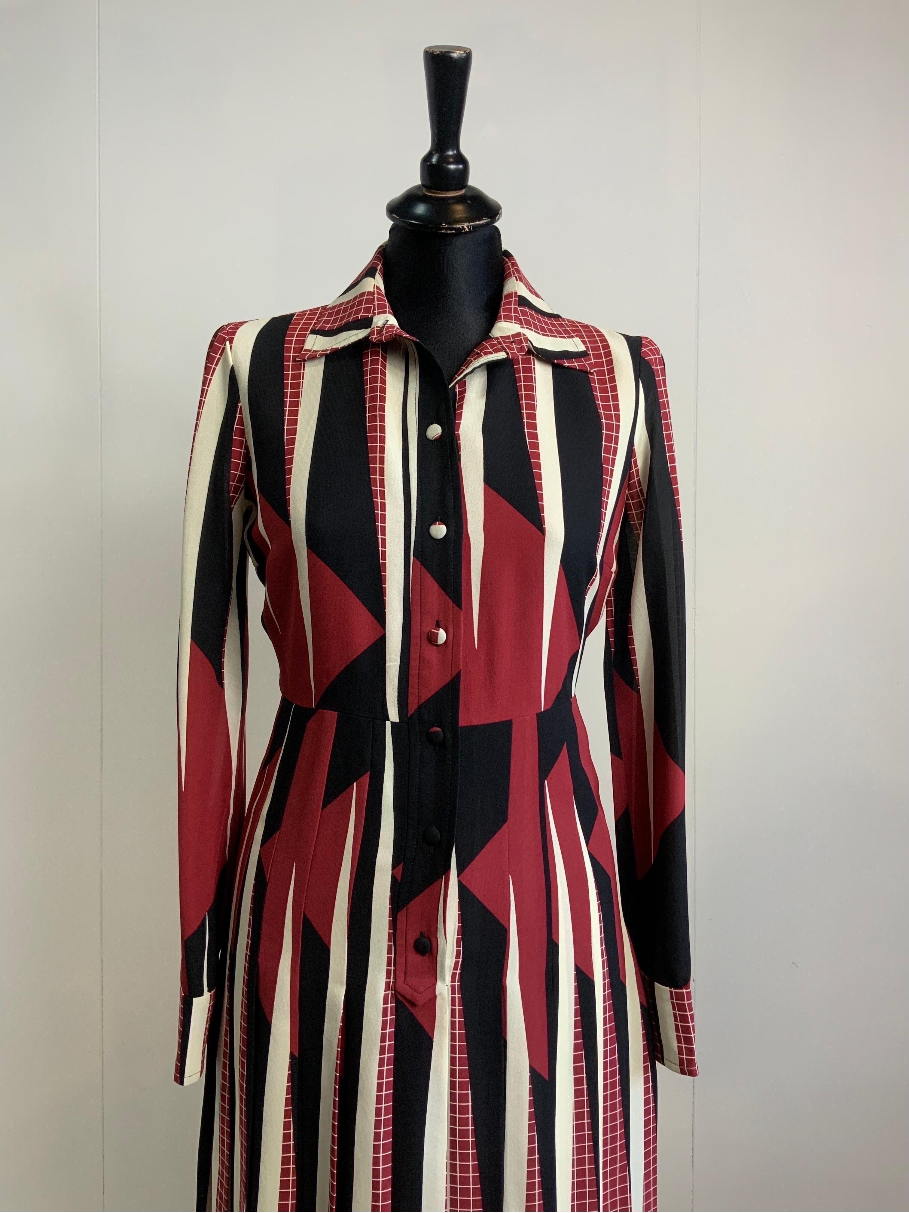 GUCCI DRESS.
Pre-Fall 2017
Made of 100% silk. Geometric pattern.
Italian size 36.
Shoulders 38 cm
Bust 42 cm
Waist 33 cm
Length 103 cm
Excellent general condition, with minimal signs of normal use.