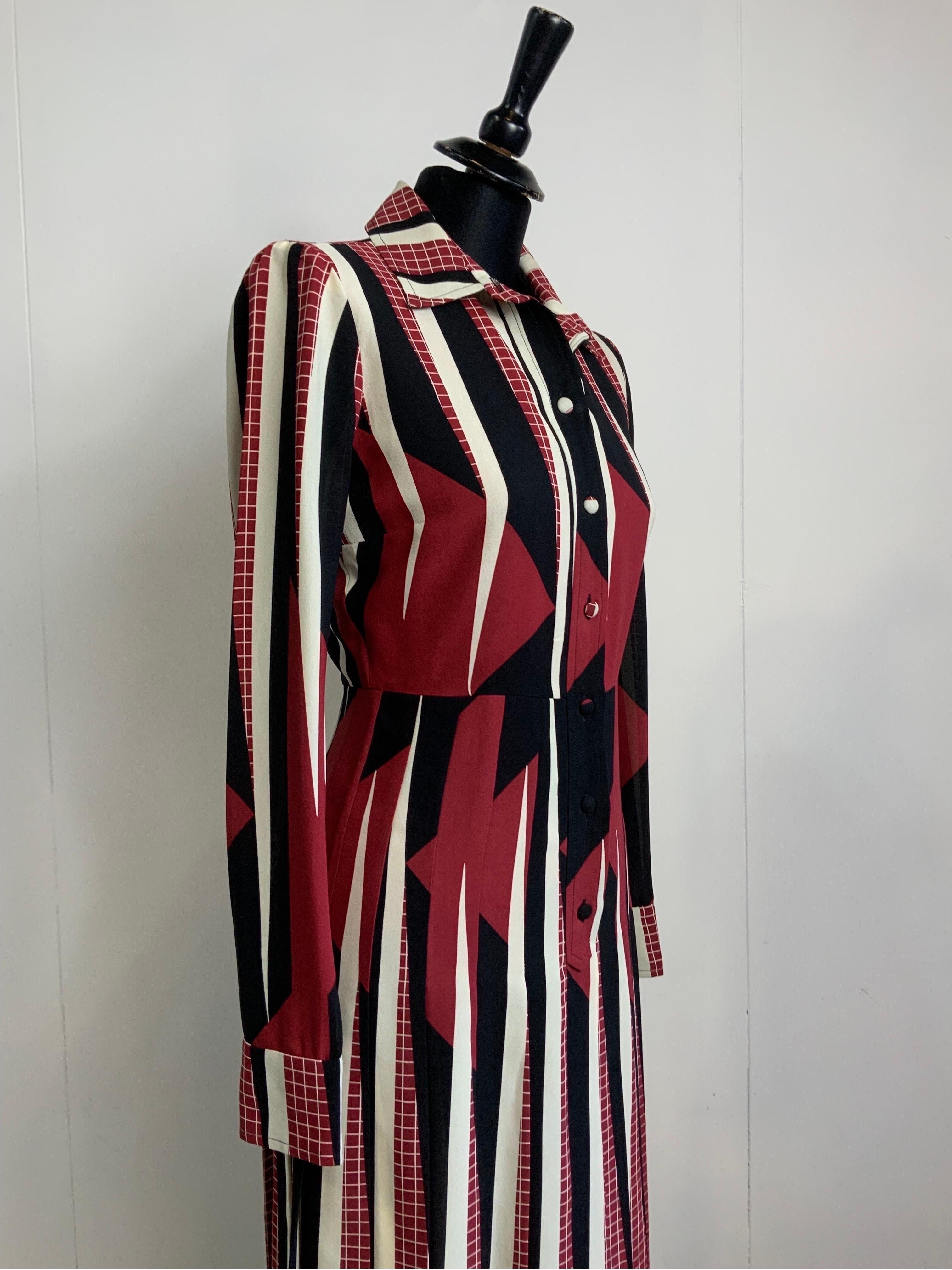 Gucci Pre Fall 2017 Kleid aus Seide bordeaux mit geometrischem Muster in A-Linie aus Seide (Schwarz) im Angebot