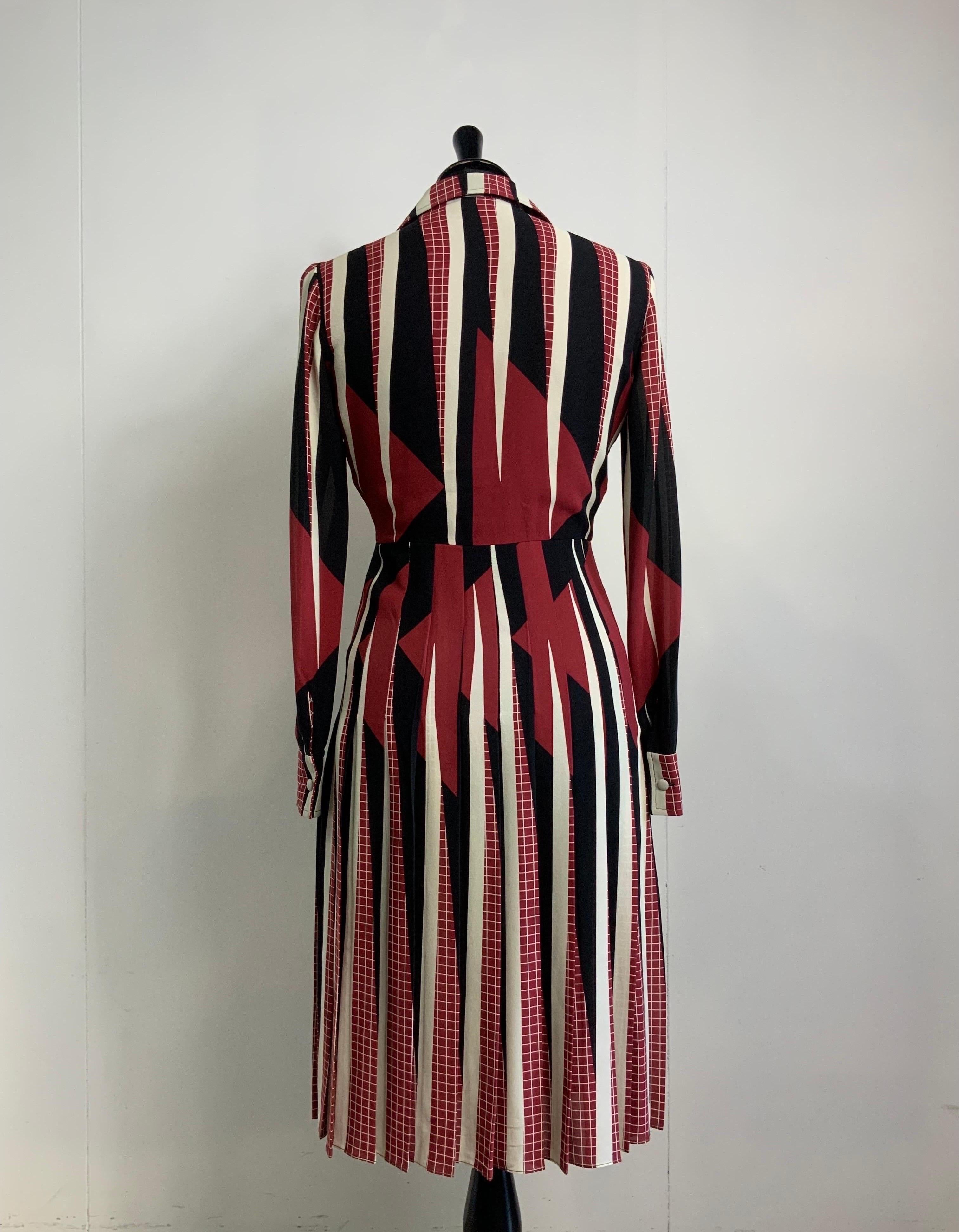 Gucci Pre Fall 2017 Kleid aus Seide bordeaux mit geometrischem Muster in A-Linie aus Seide für Damen oder Herren im Angebot