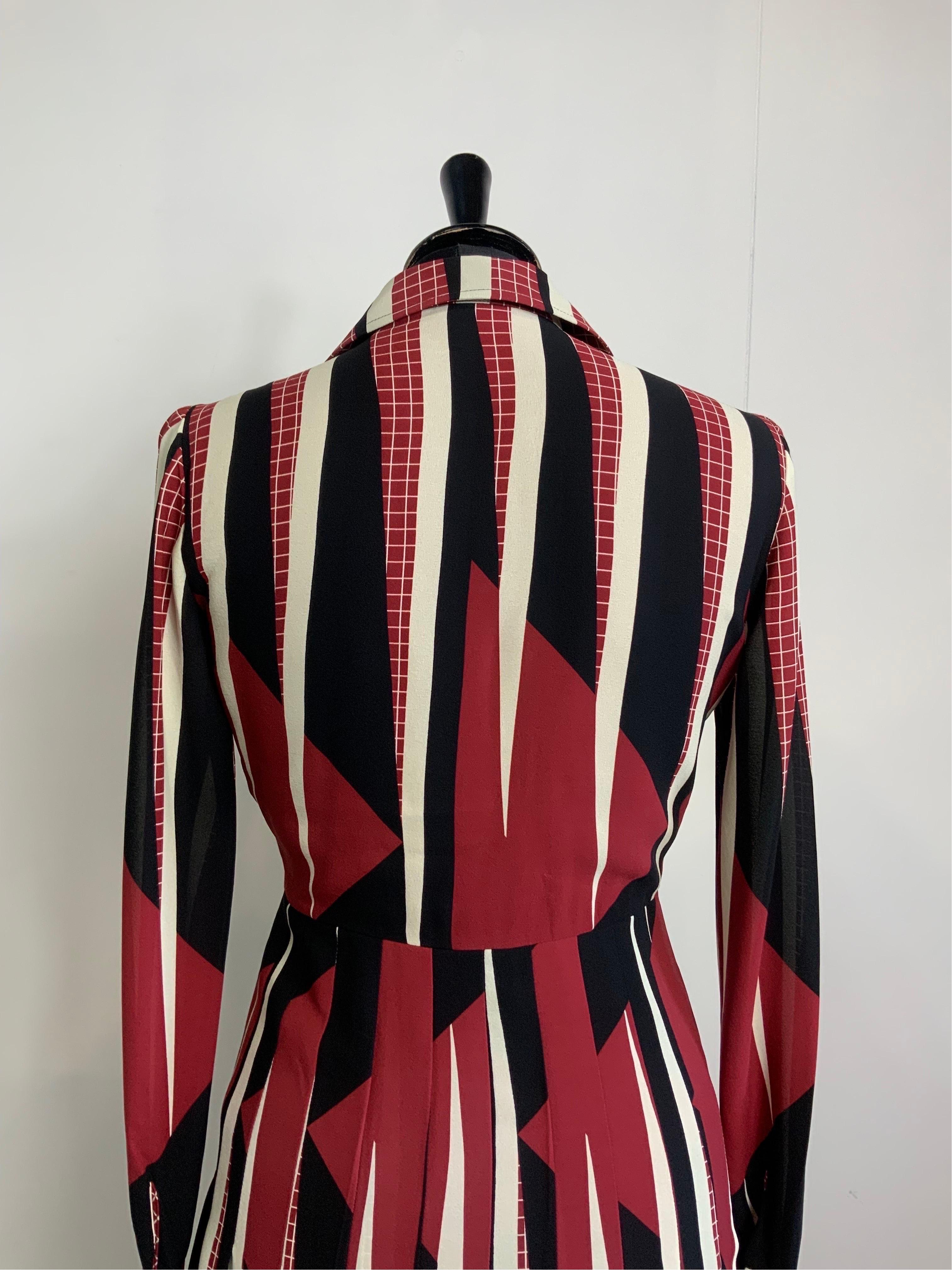 Gucci Pre Fall 2017 Kleid aus Seide bordeaux mit geometrischem Muster in A-Linie aus Seide im Angebot 1