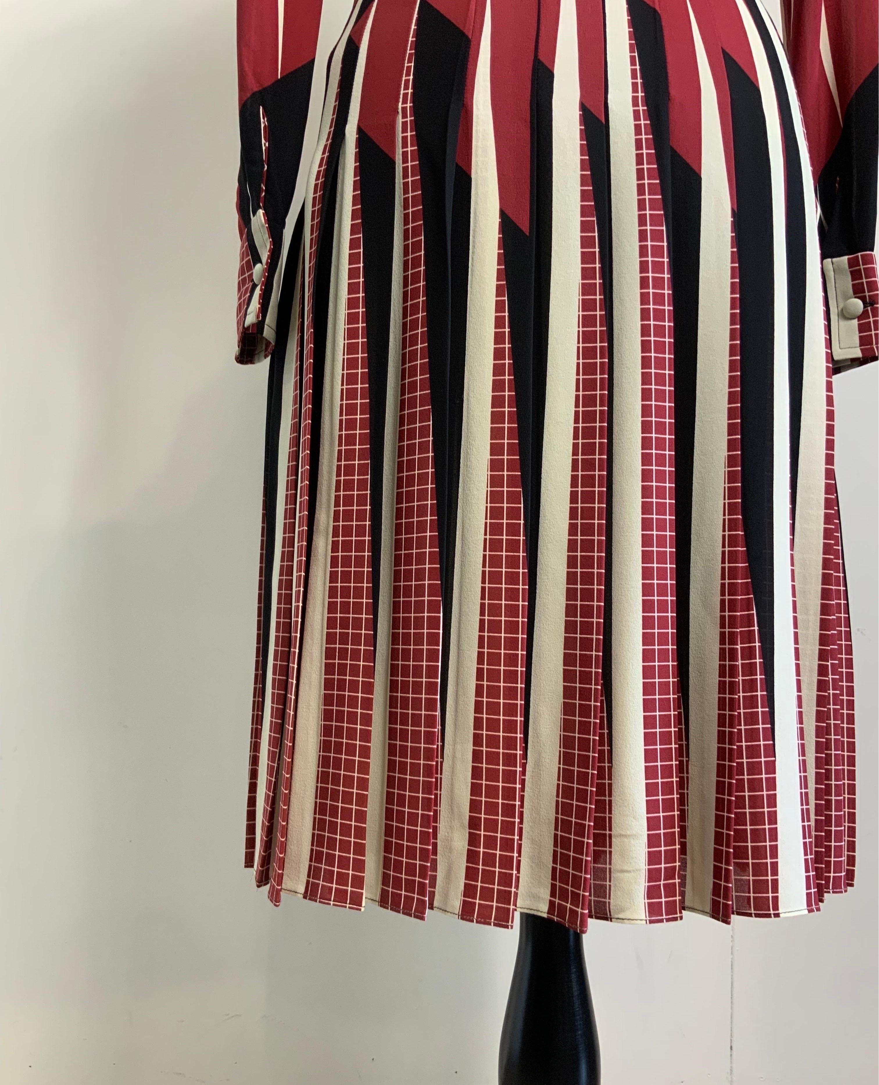 Gucci Pre Fall 2017 Kleid aus Seide bordeaux mit geometrischem Muster in A-Linie aus Seide im Angebot 2