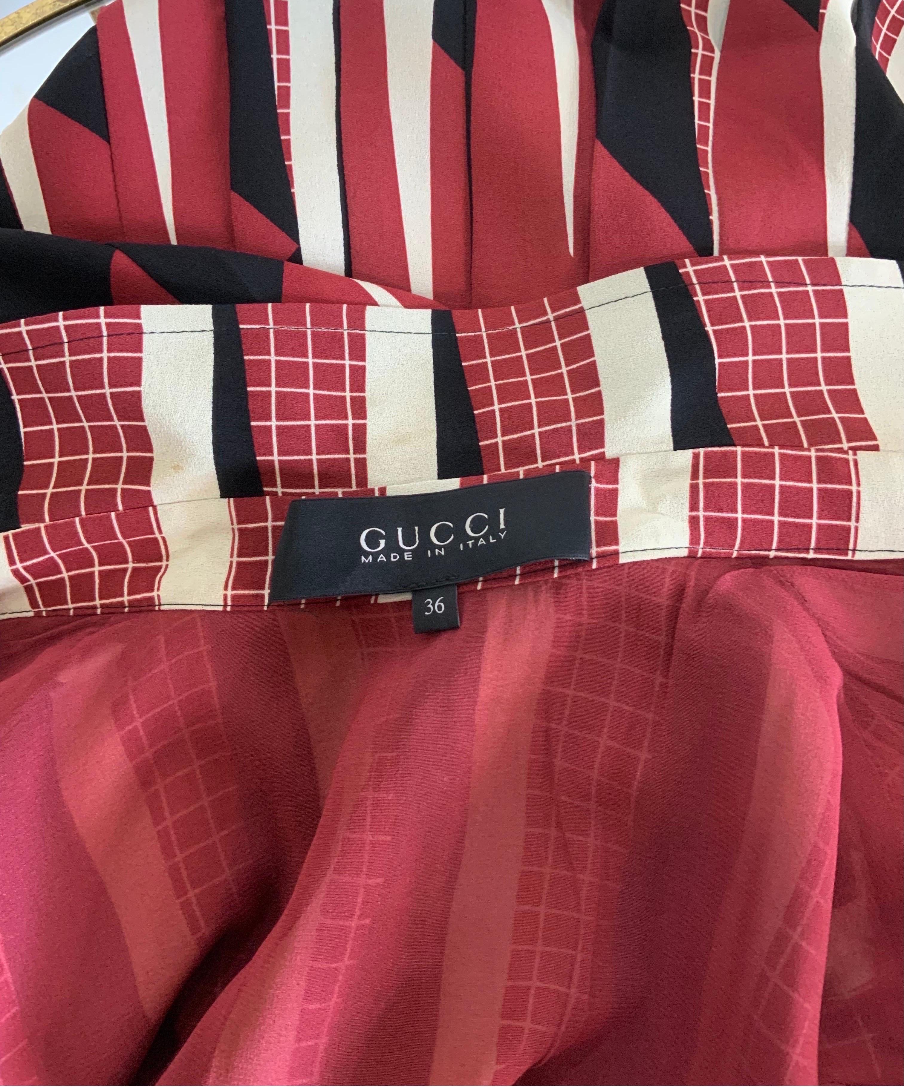 Gucci Pre Fall 2017 Kleid aus Seide bordeaux mit geometrischem Muster in A-Linie aus Seide im Angebot 3