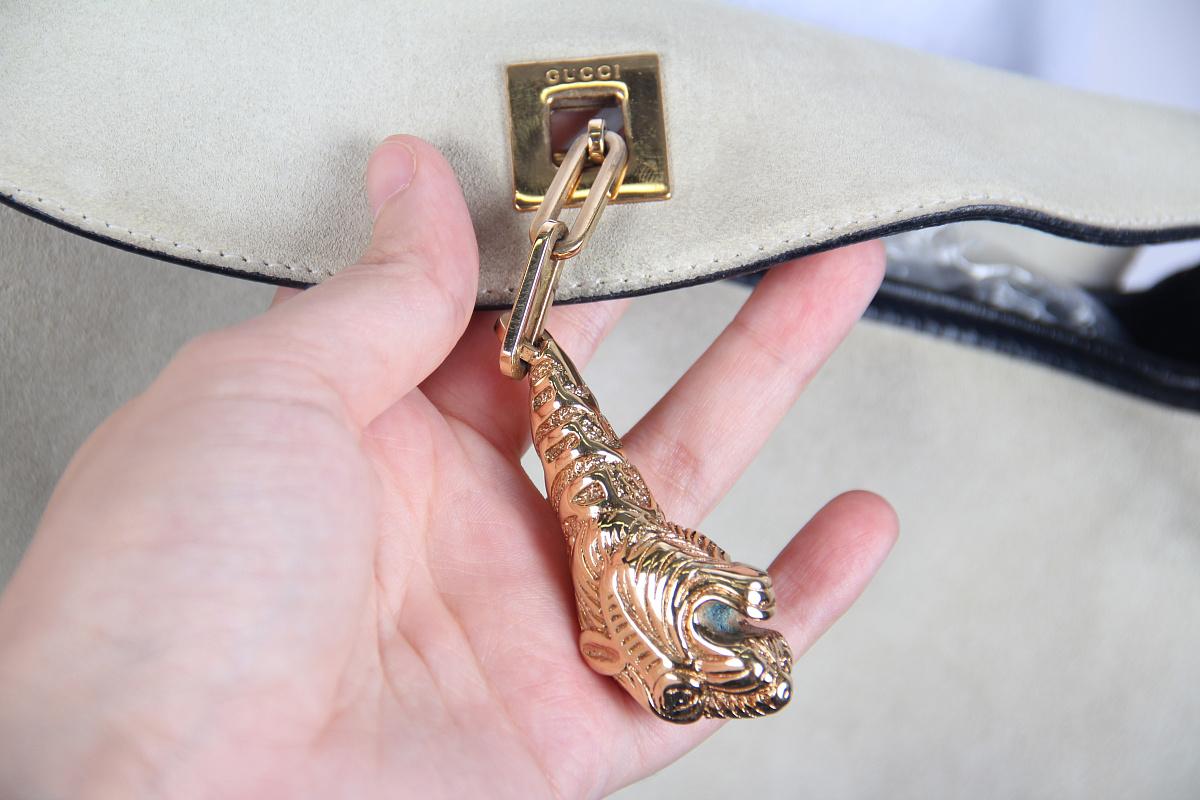 Gucci Pre-Owned 20th Century Suede Tiger Head shoulder bag
Gucci Tom Ford Era
Highlights
- suede leather body
- leather and chain shoulder strap
- front flap with tiger head charm
- interior zip pocket
Serial Number: 001 4113 2123
Condition:
