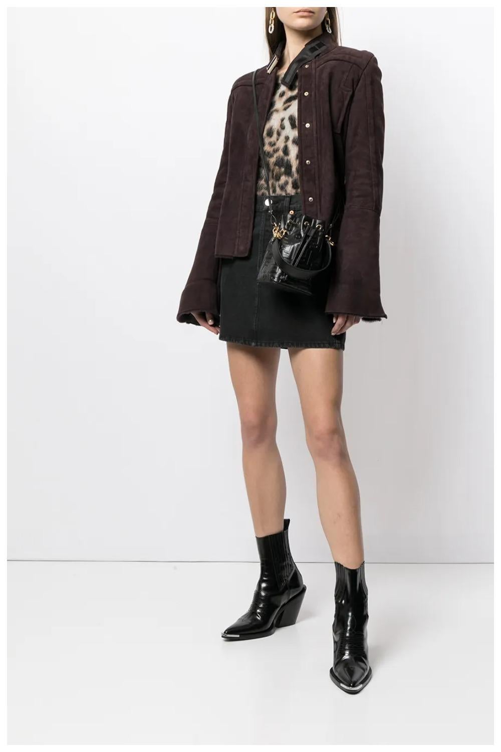 Veste Gucci d'occasion avec col à boucle

Manteau court en shearling marron avec fermetures à pression et ceinture en tissu avec boucle dorée au col. Bords bruts, poignets évasés, fermeture à boutons-pression sur le devant, manches longues, deux