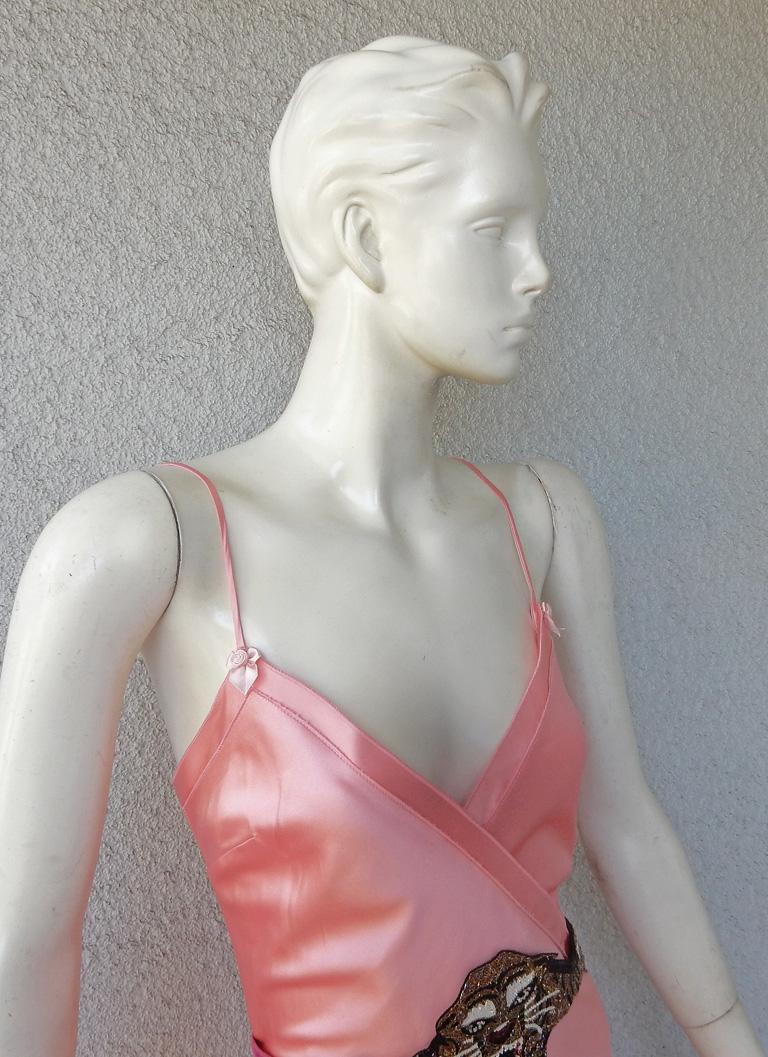 L'un des styles les plus convoités de la collection du défilé 2016 de Gucci par Alessandro Michele.  Le corsage ajusté se transforme en une robe de biais à bretelles spaghetti en soie rose riche.  La jupe complète est ornée d'un volant sur le côté. 