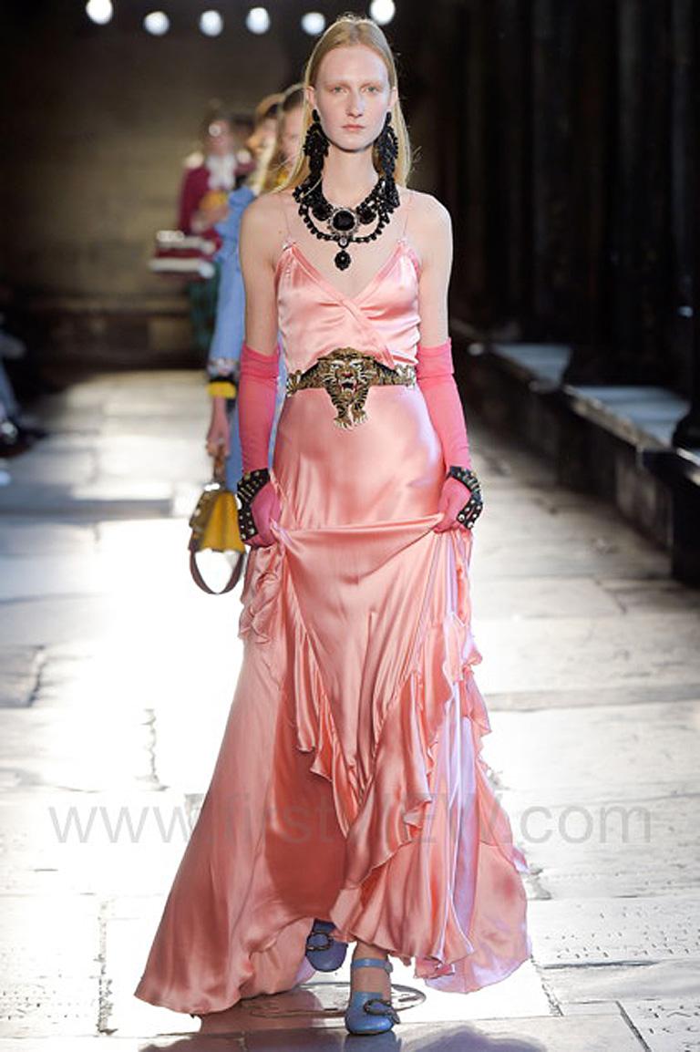 Gucci „Pretty in Pink“ Schräg geschnittenes Laufsteg-Kleid  im Zustand „Hervorragend“ im Angebot in Los Angeles, CA